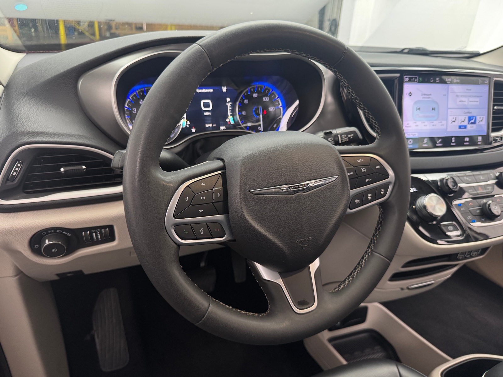 Thumbnail: 2023 Chrysler Pacifica - 4