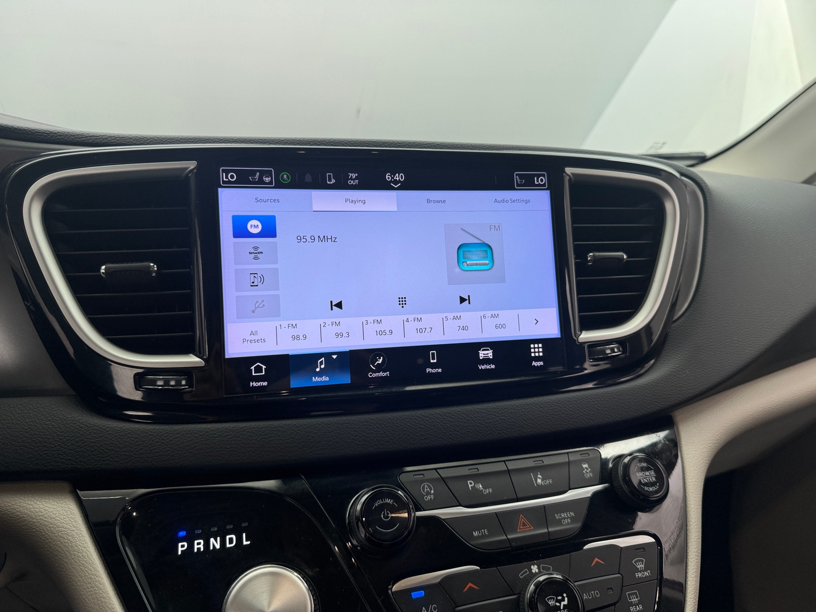 Thumbnail: 2023 Chrysler Pacifica - 3
