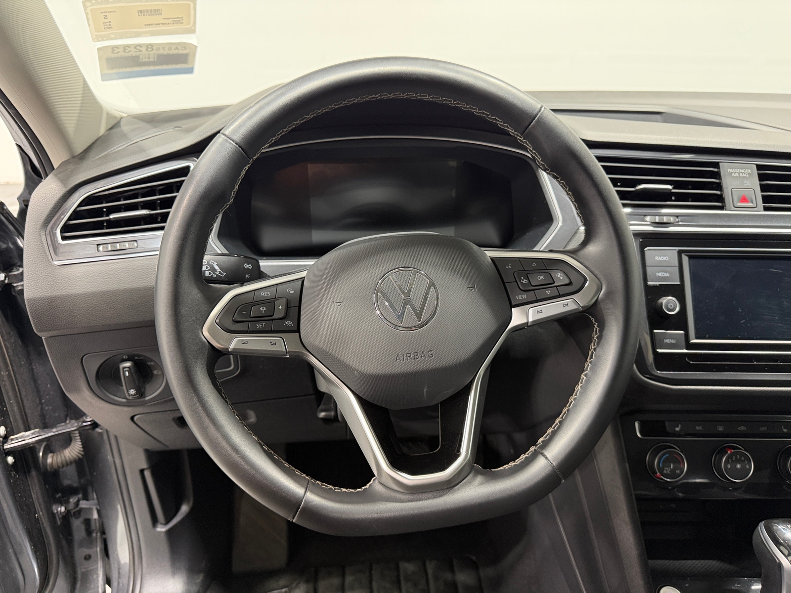 Thumbnail: 2023 Volkswagen Tiguan - 5