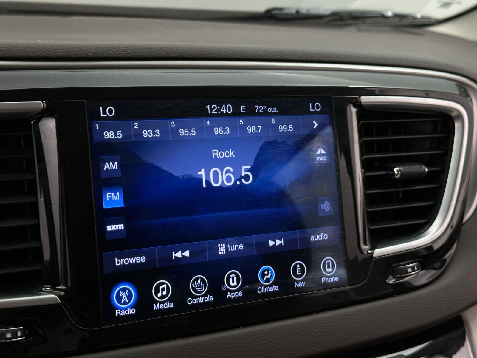 Thumbnail: 2017 Chrysler Pacifica - 3