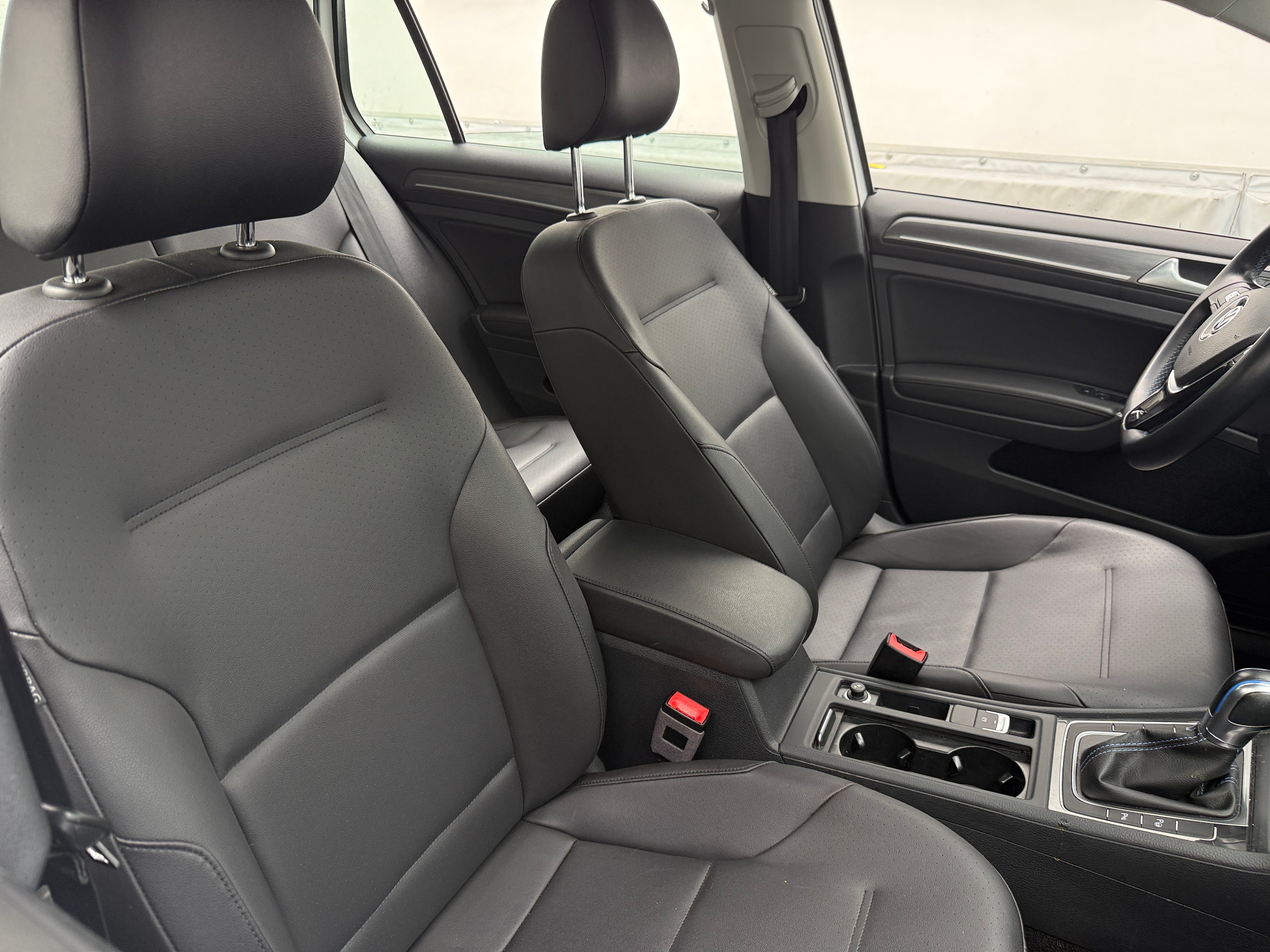 Used 2019 Volkswagen e-Golf e-Golf SEL Premium with VIN WVWPR7AU8KW911997 for sale in Pewaukee, WI