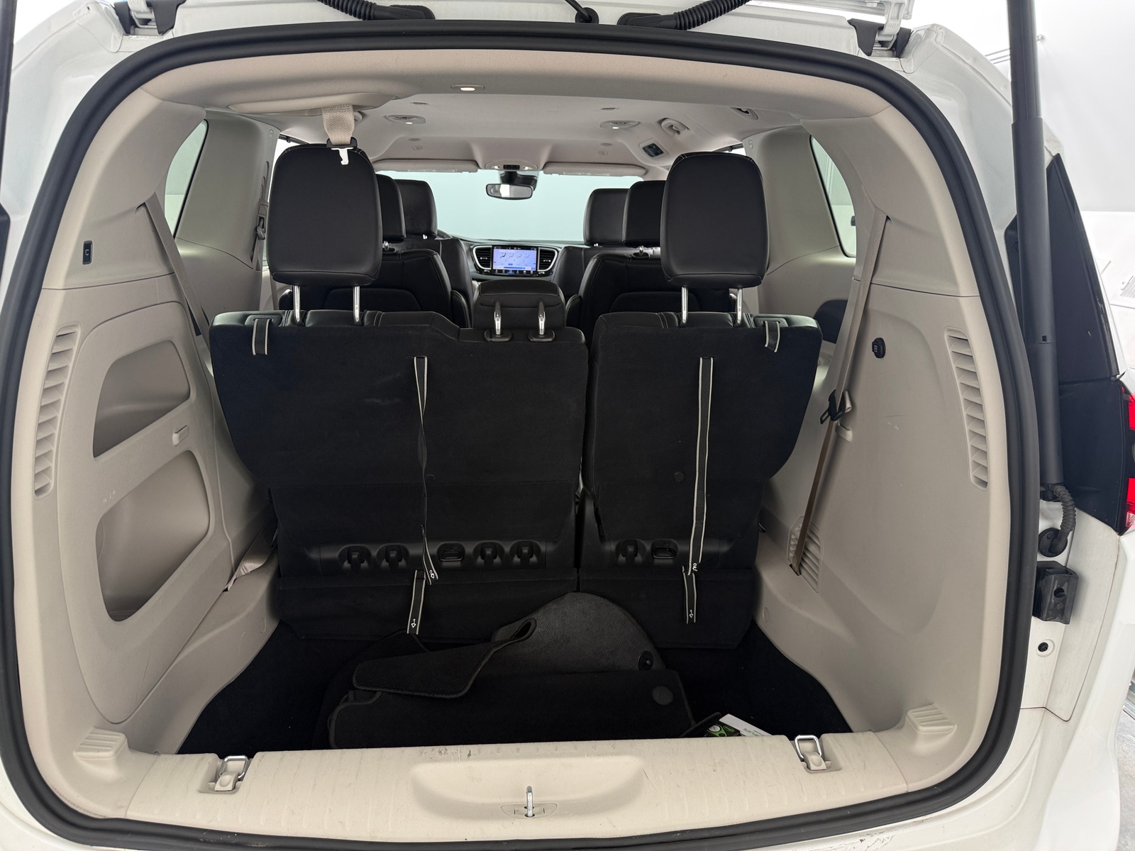 Thumbnail: 2023 Chrysler Pacifica - 6