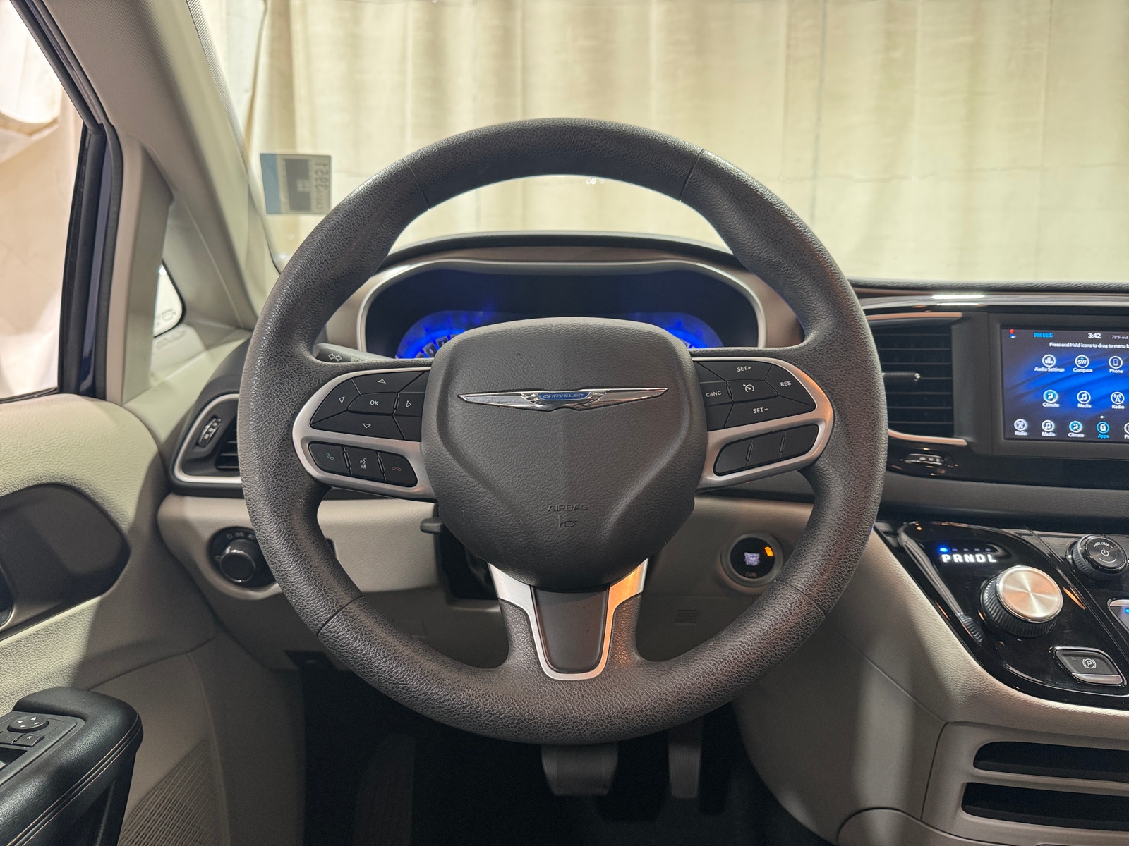 Thumbnail: 2018 Chrysler Pacifica - 5