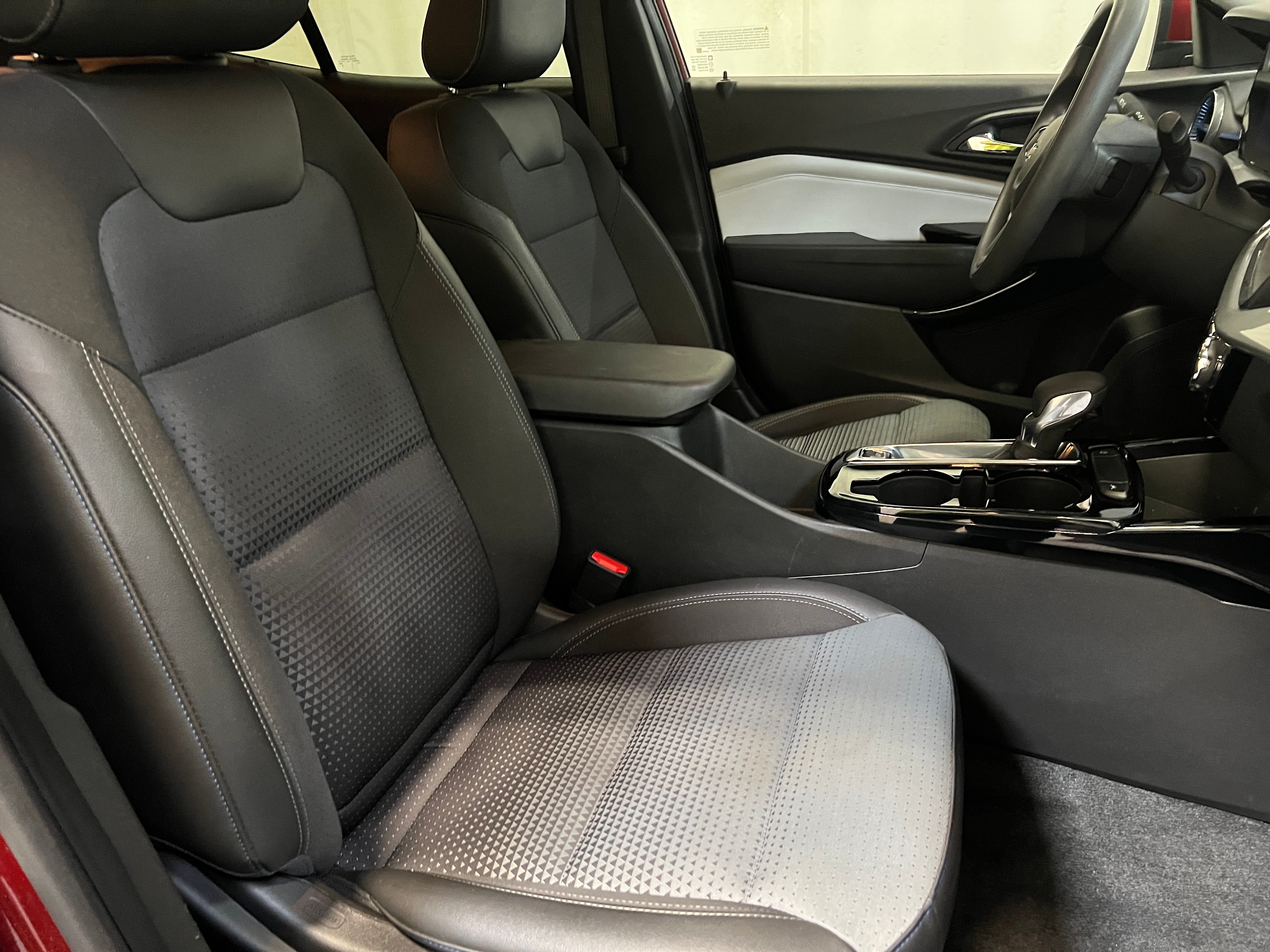 2025 Chevrolet Trax LT - Photo 6