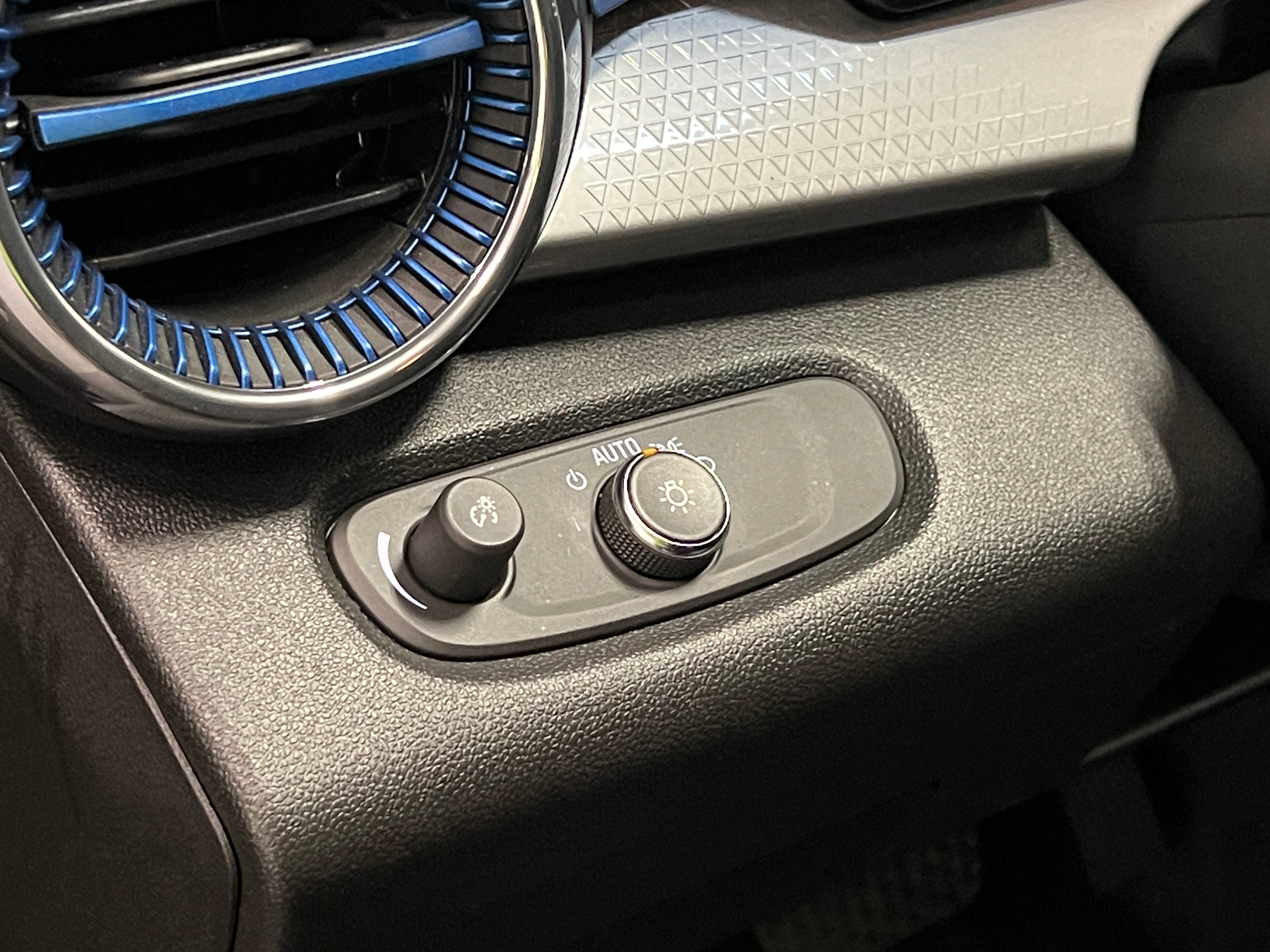 2025 Chevrolet Trax LT - Photo 2