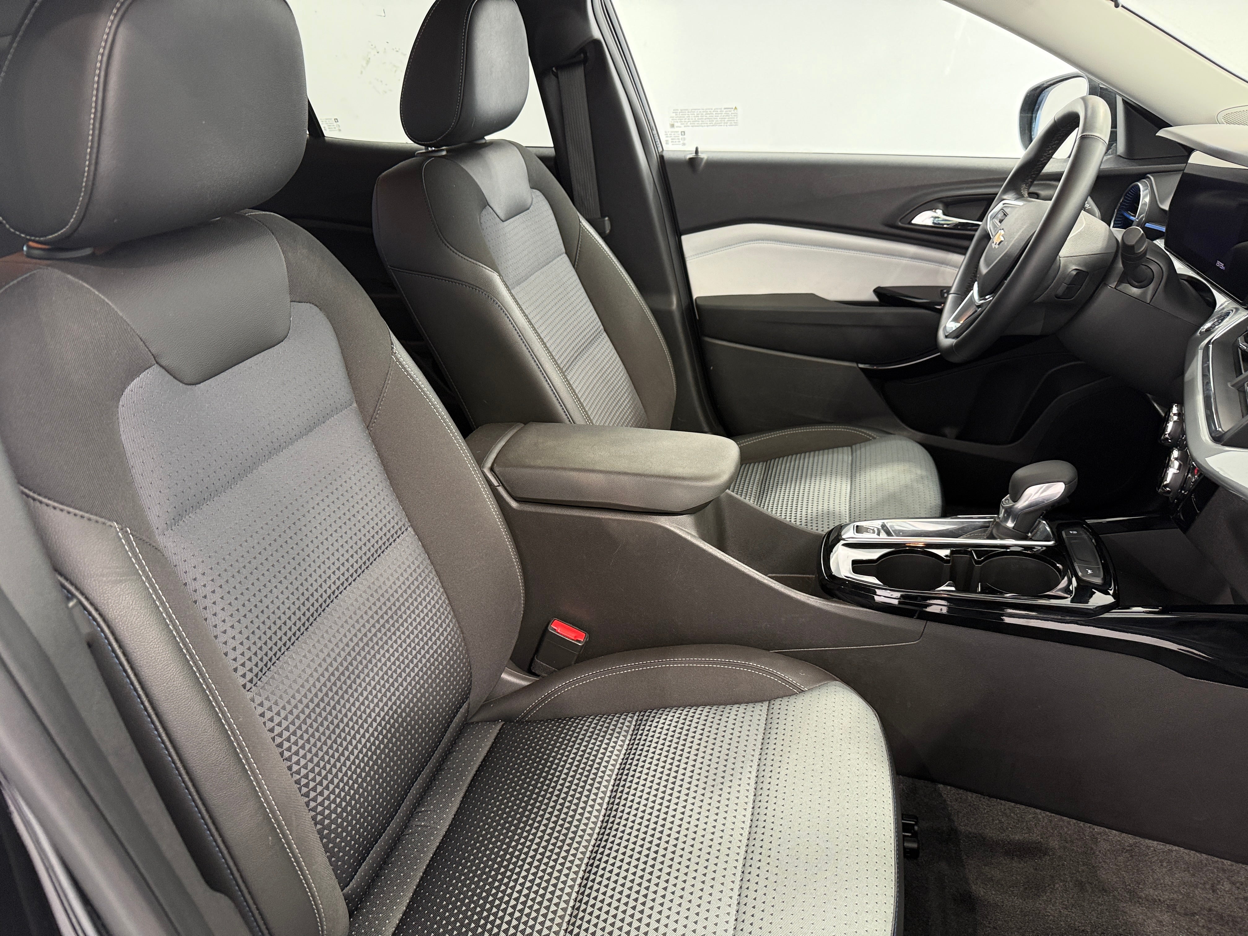 2025 Chevrolet Trax LT - Photo 3