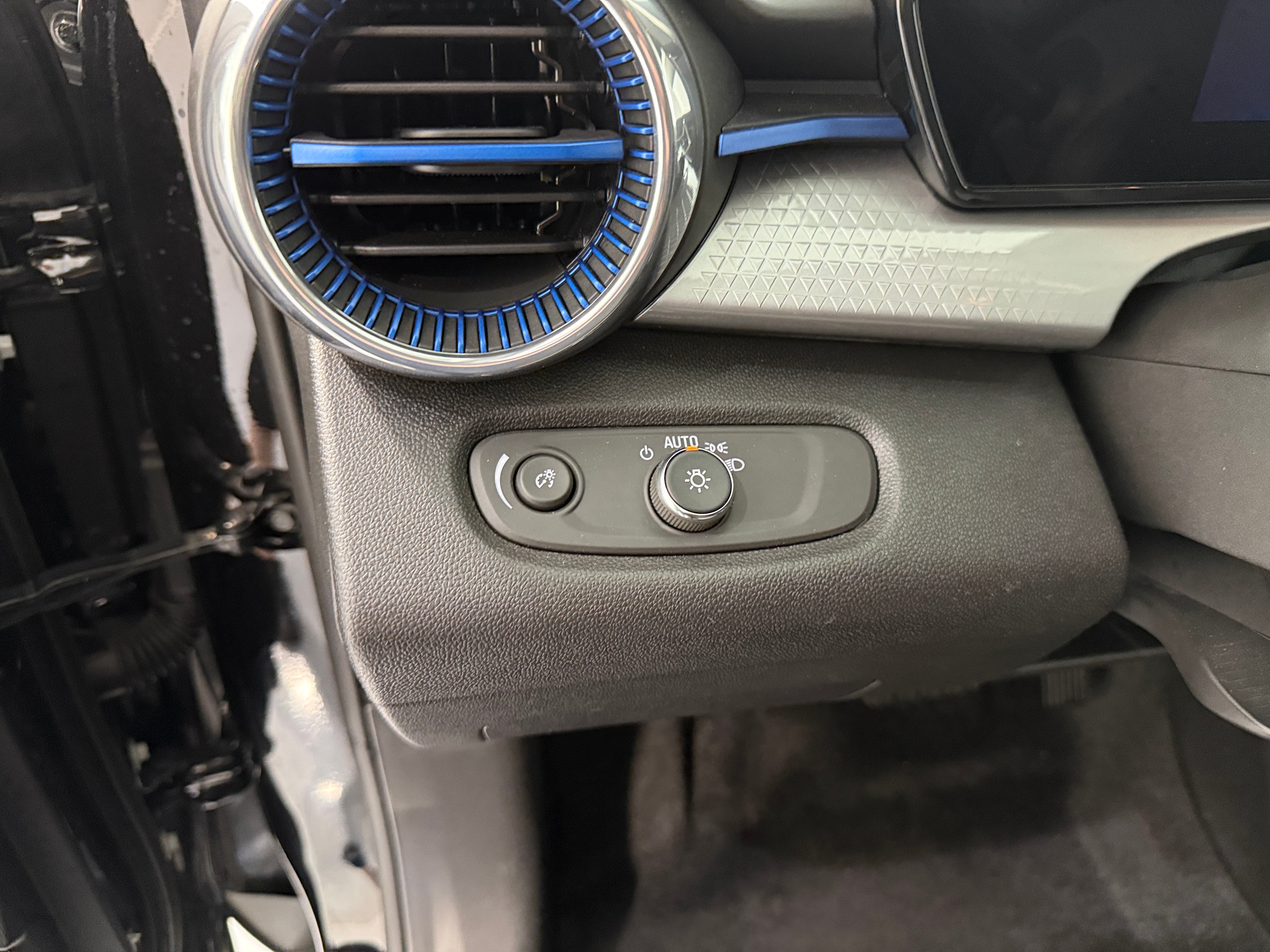 2025 Chevrolet Trax LT - Photo 10