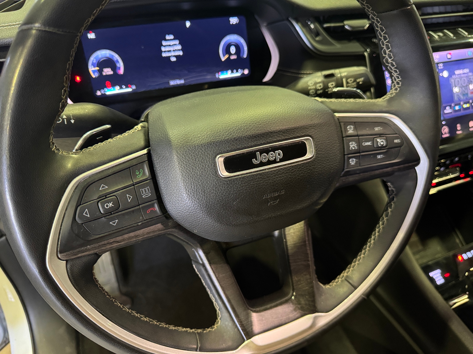 Thumbnail: 2023 Jeep Grand Cherokee L - 4