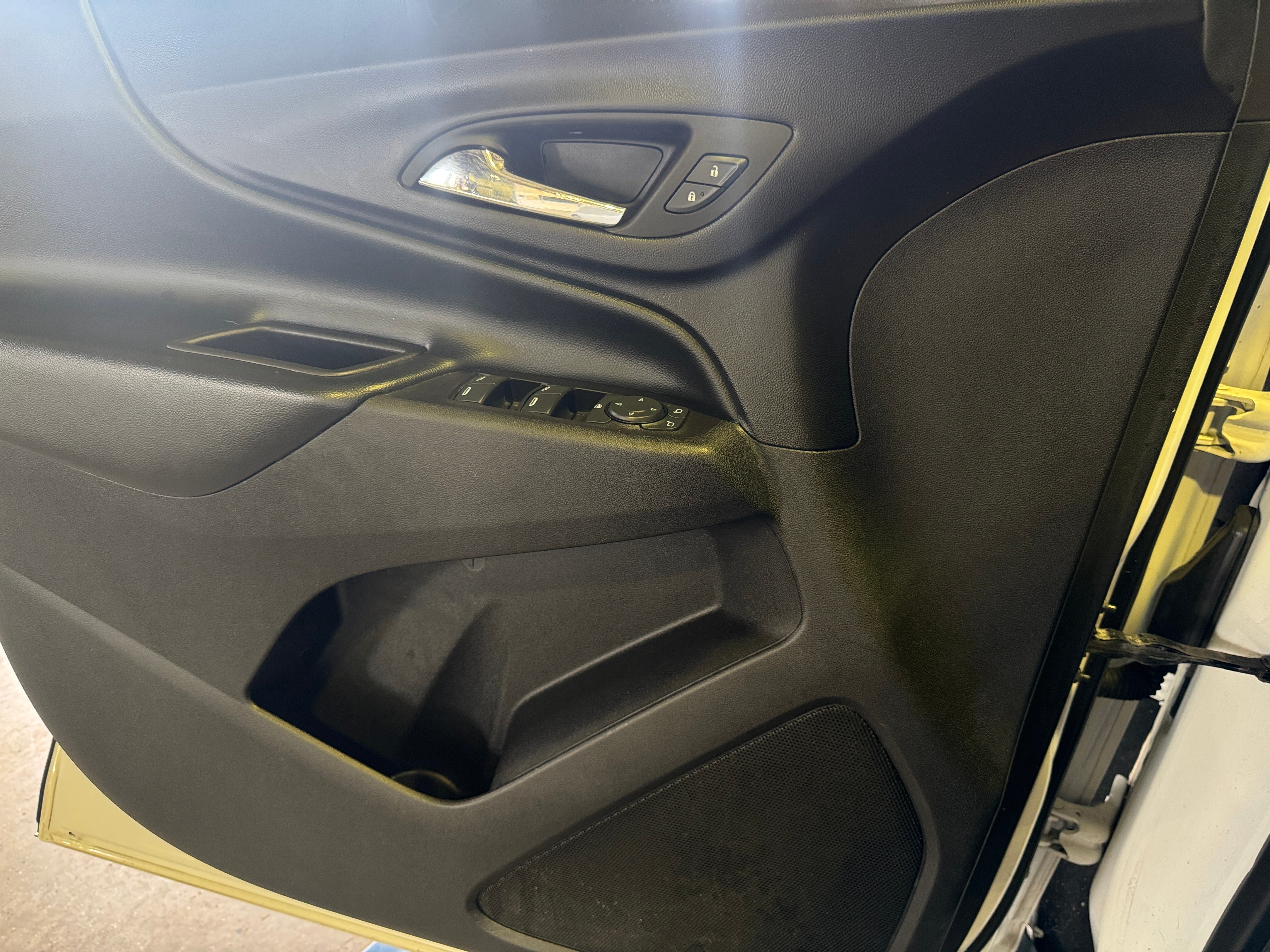 Used 2020 Chevrolet Equinox LT with VIN 2GNAXKEV9L6233510 for sale in Pewaukee, WI