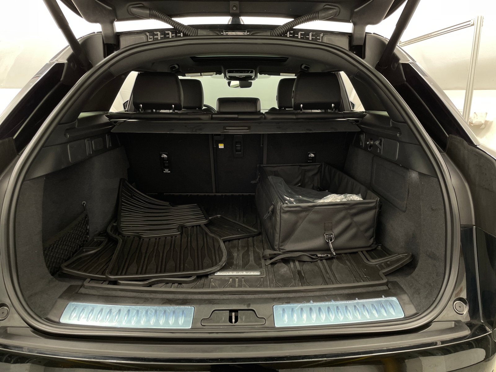 Thumbnail: 2026 Land Rover Range Rover Velar - 6