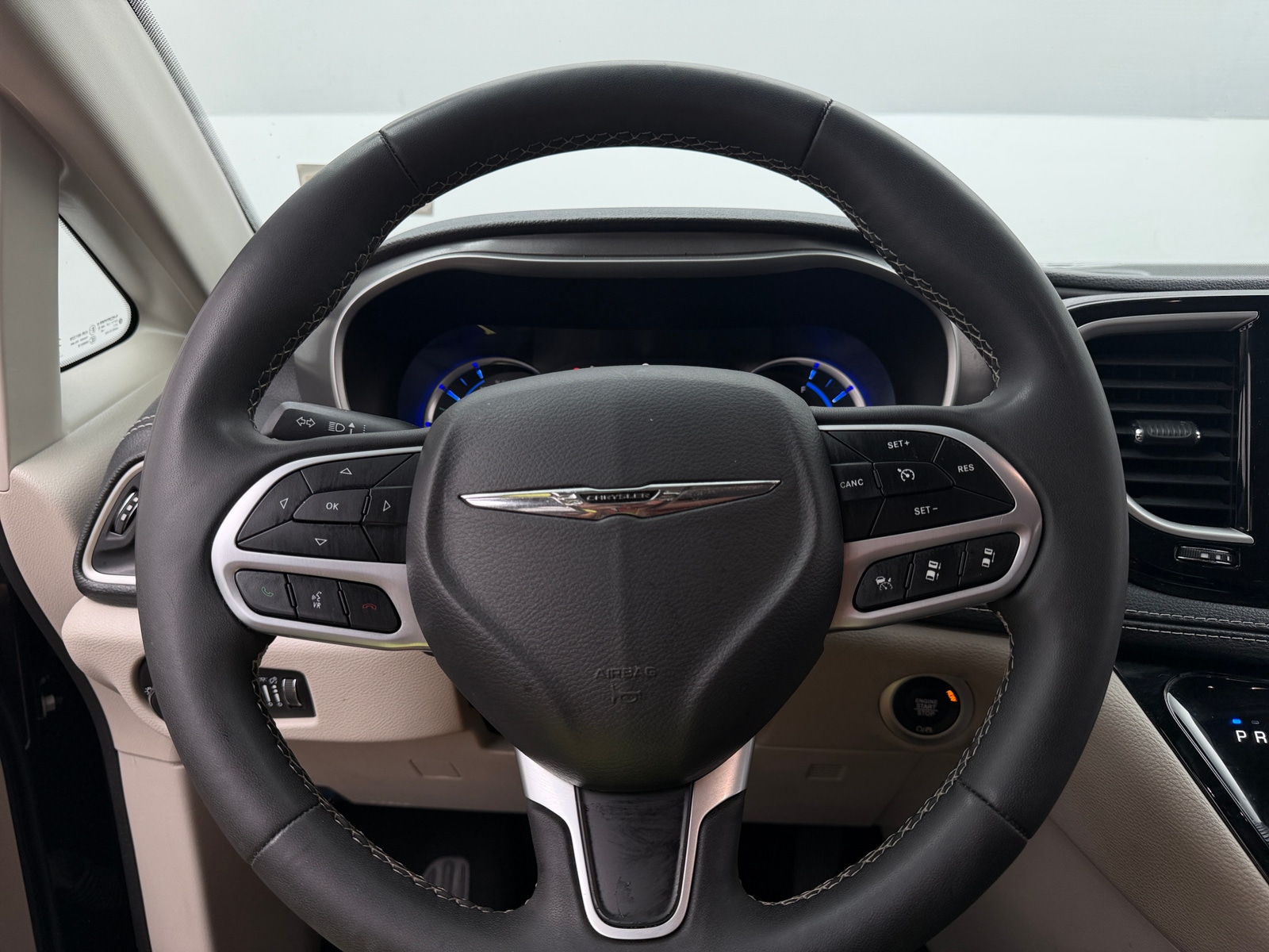 Thumbnail: 2023 Chrysler Pacifica - 4