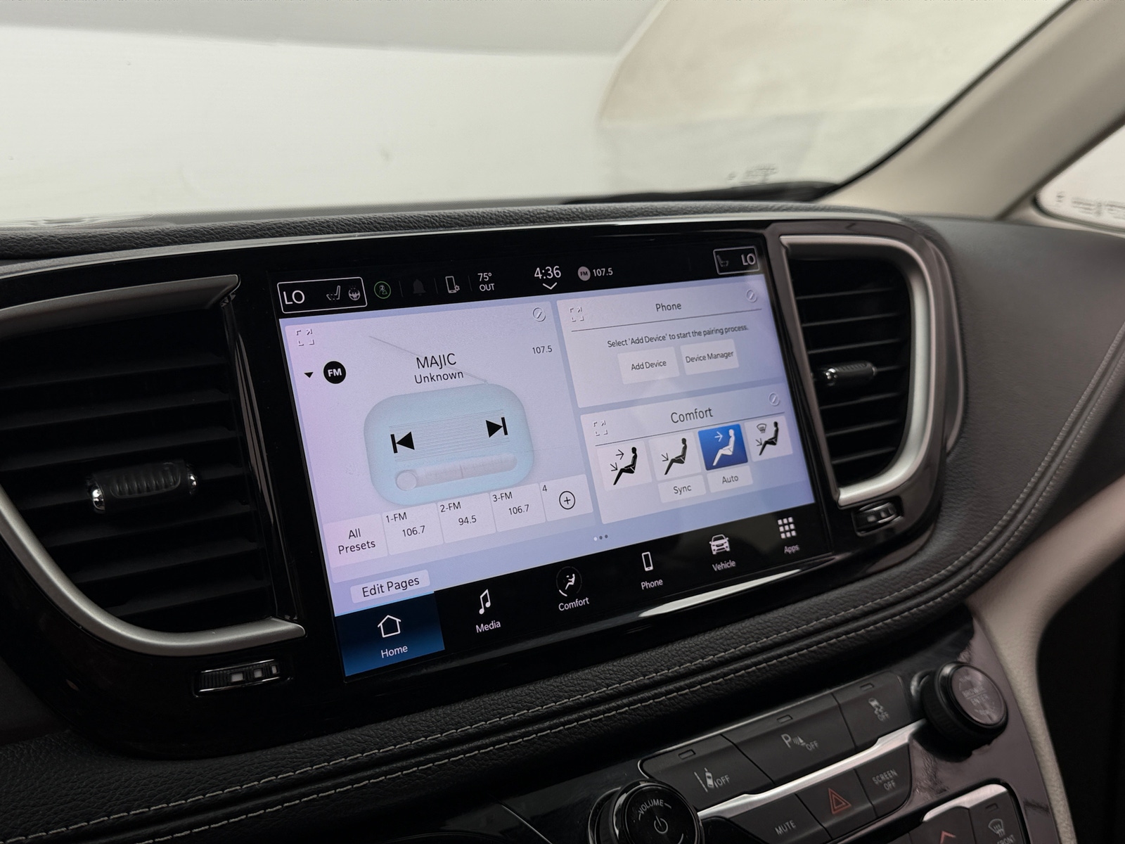 Thumbnail: 2023 Chrysler Pacifica - 3