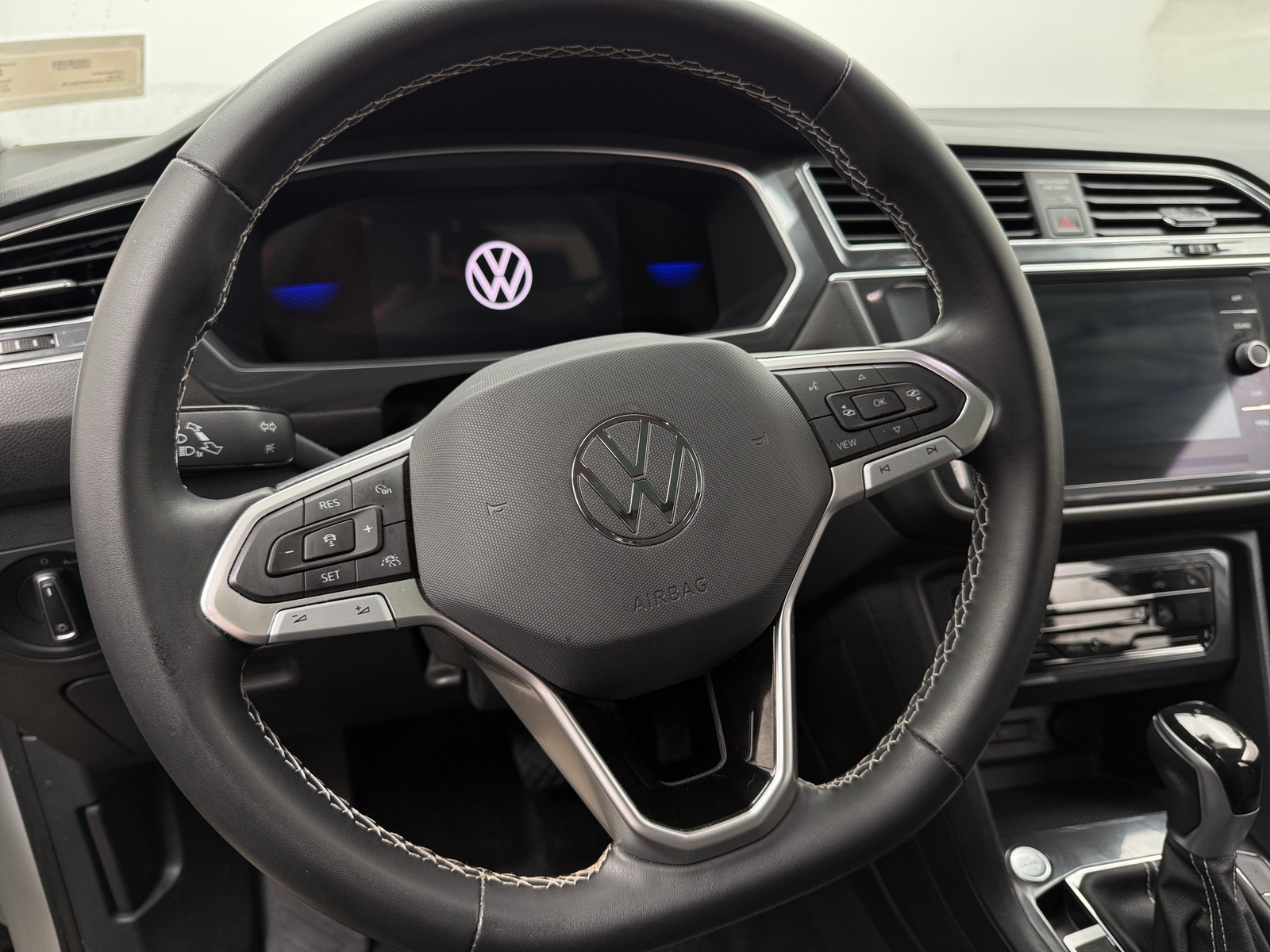 Thumbnail: 2023 Volkswagen Tiguan - 4
