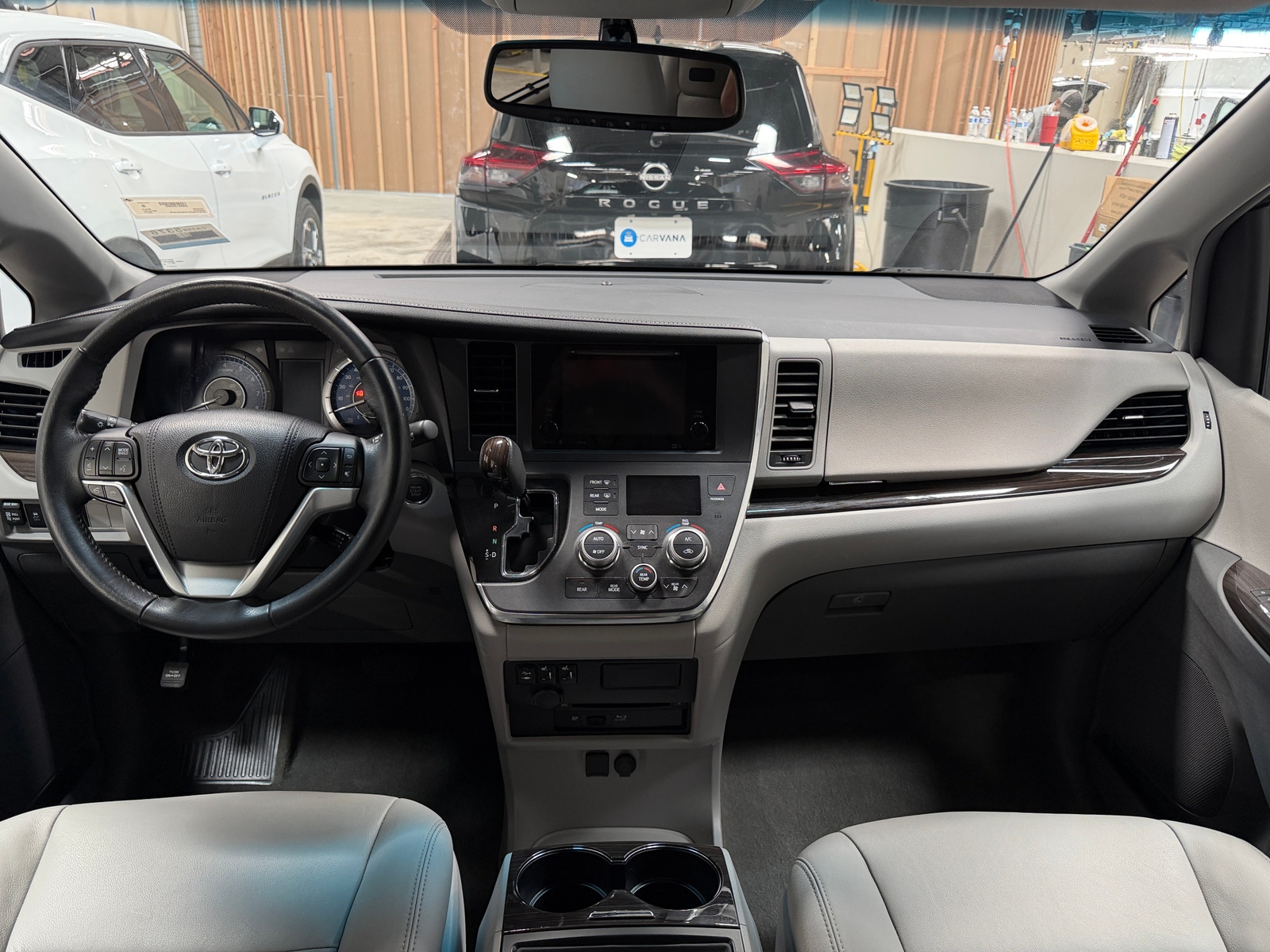 Thumbnail: 2017 Toyota Sienna - 2