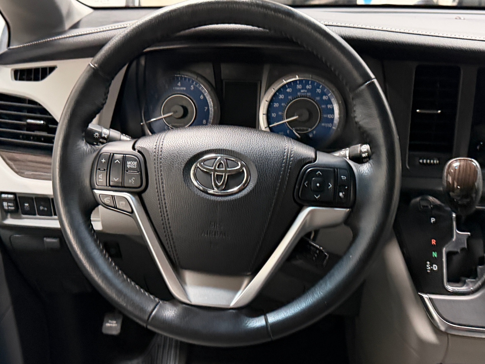 Thumbnail: 2017 Toyota Sienna - 4