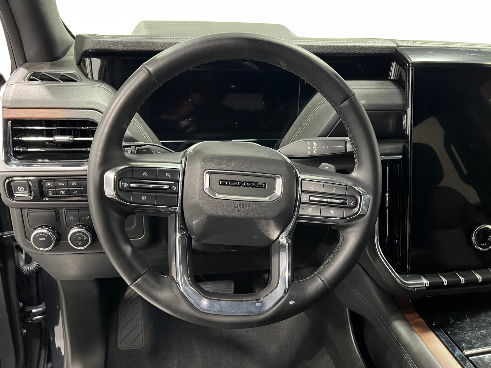 Thumbnail: 2025 GMC Yukon XL - 4