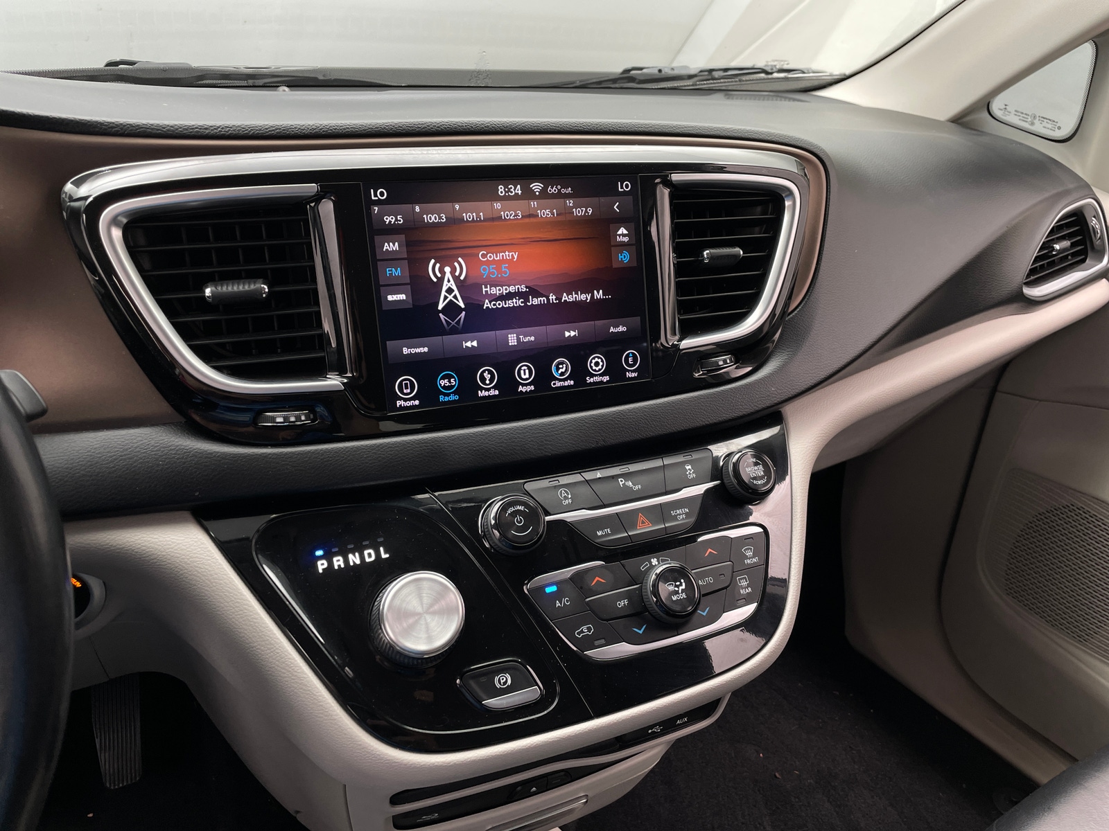 Thumbnail: 2018 Chrysler Pacifica - 3