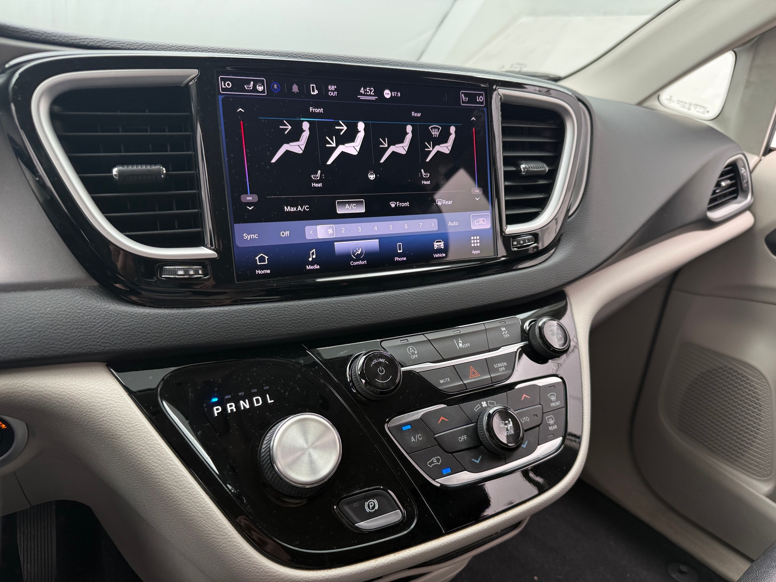Thumbnail: 2022 Chrysler Pacifica - 3