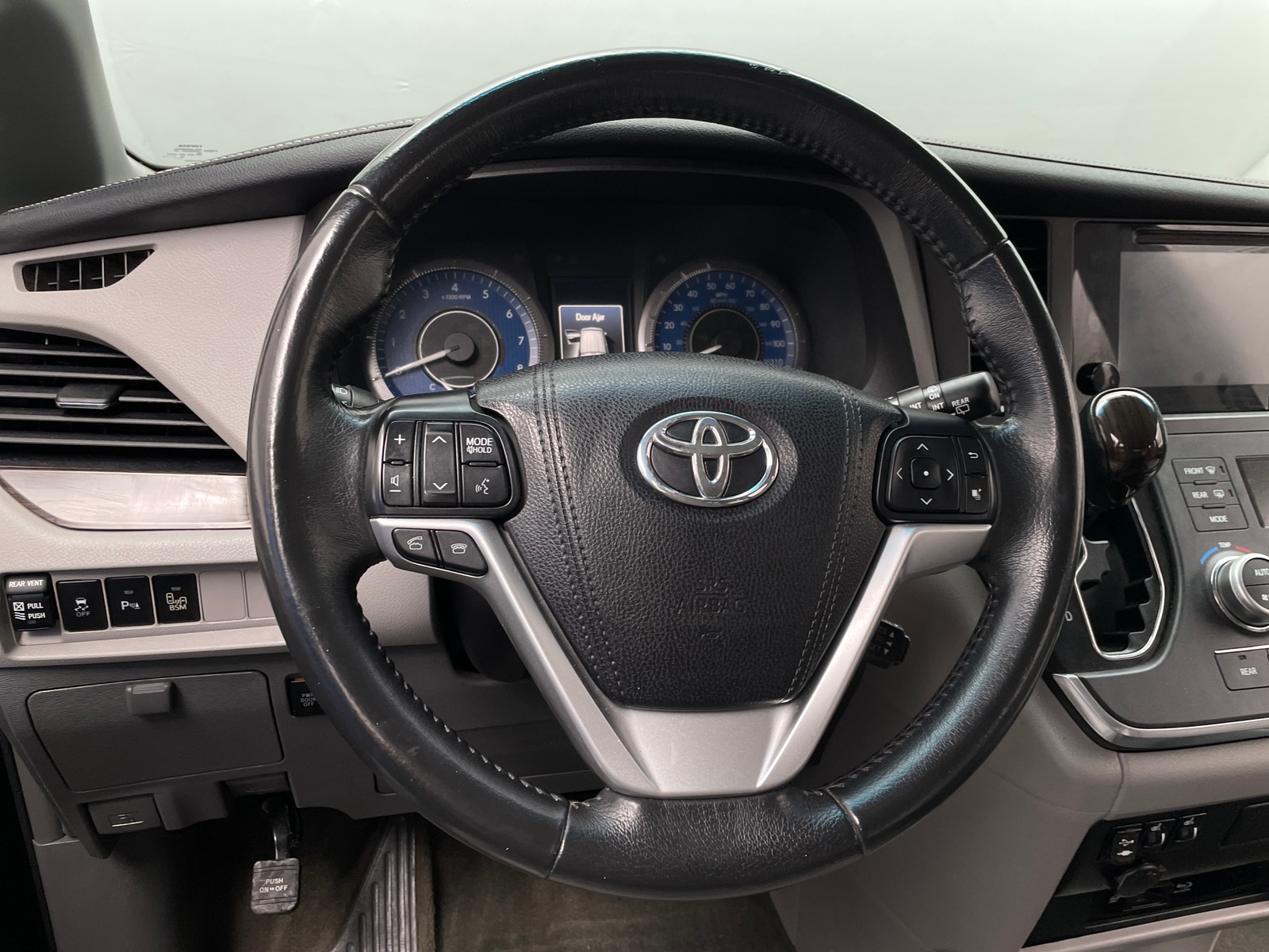 Thumbnail: 2017 Toyota Sienna - 5
