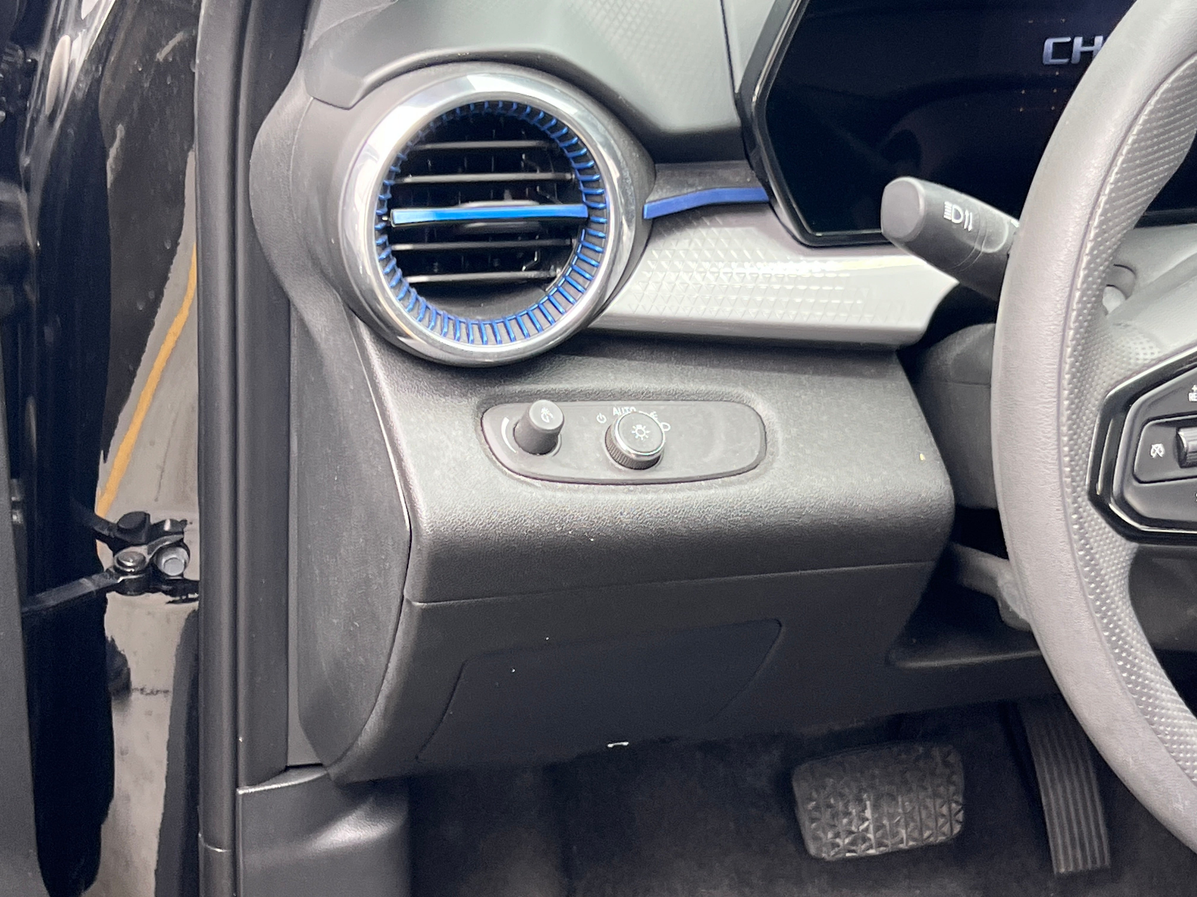 2025 Chevrolet Trax LT - Photo 2