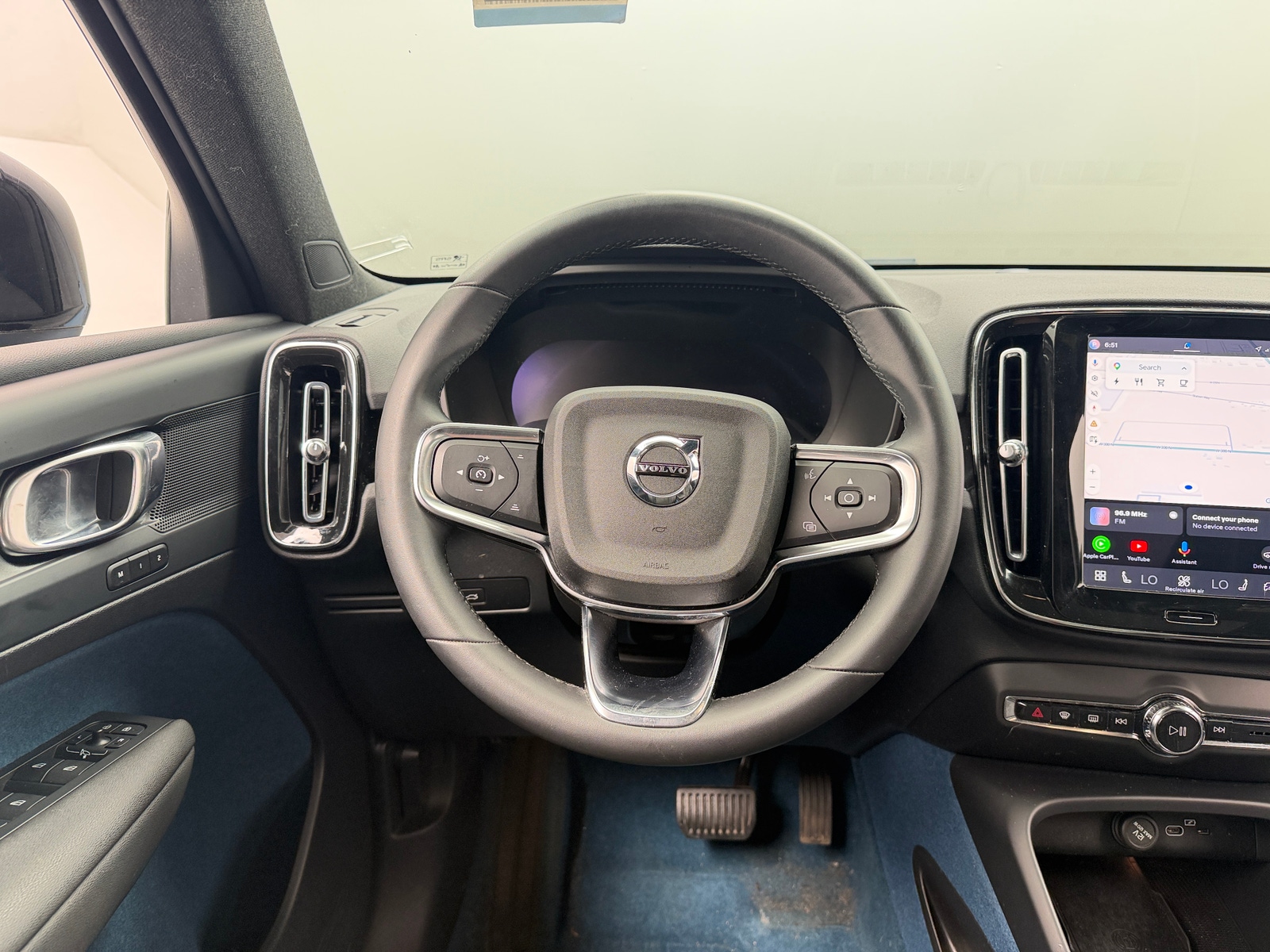 Thumbnail: 2023 Volvo XC40 - 4