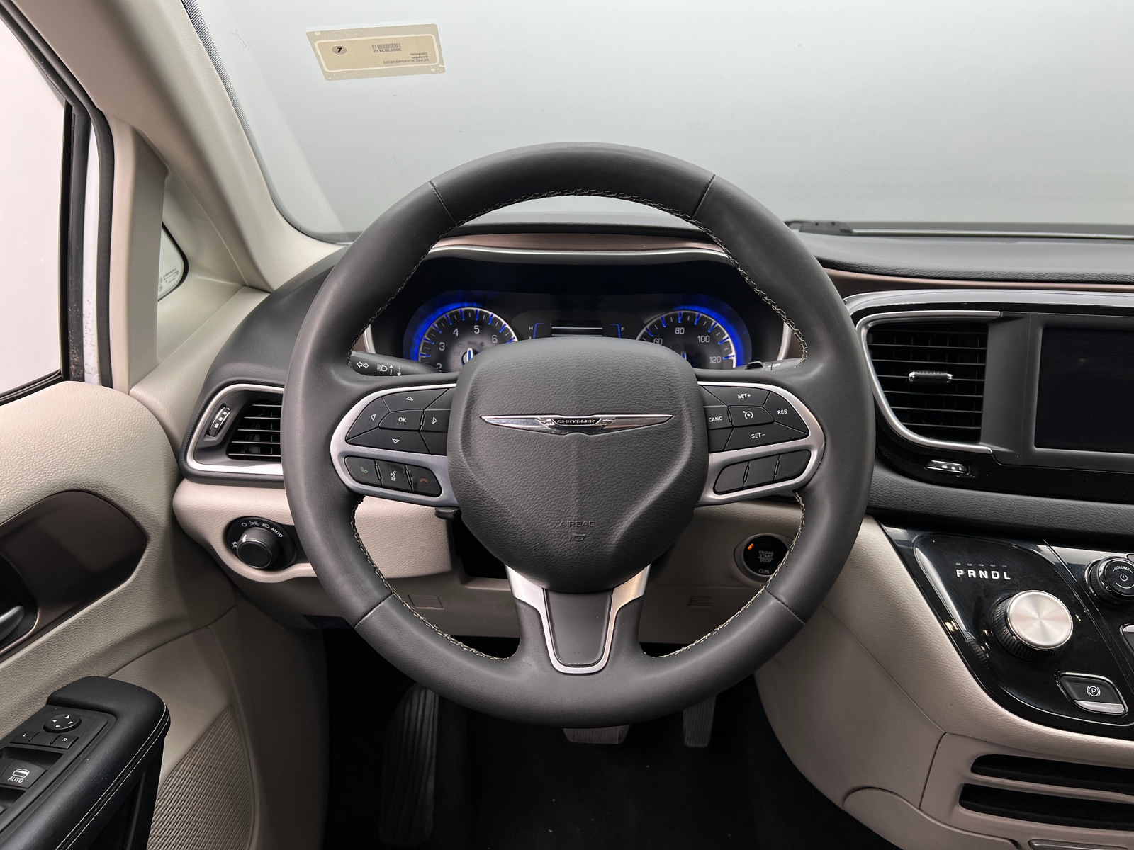 Thumbnail: 2023 Chrysler Voyager - 5