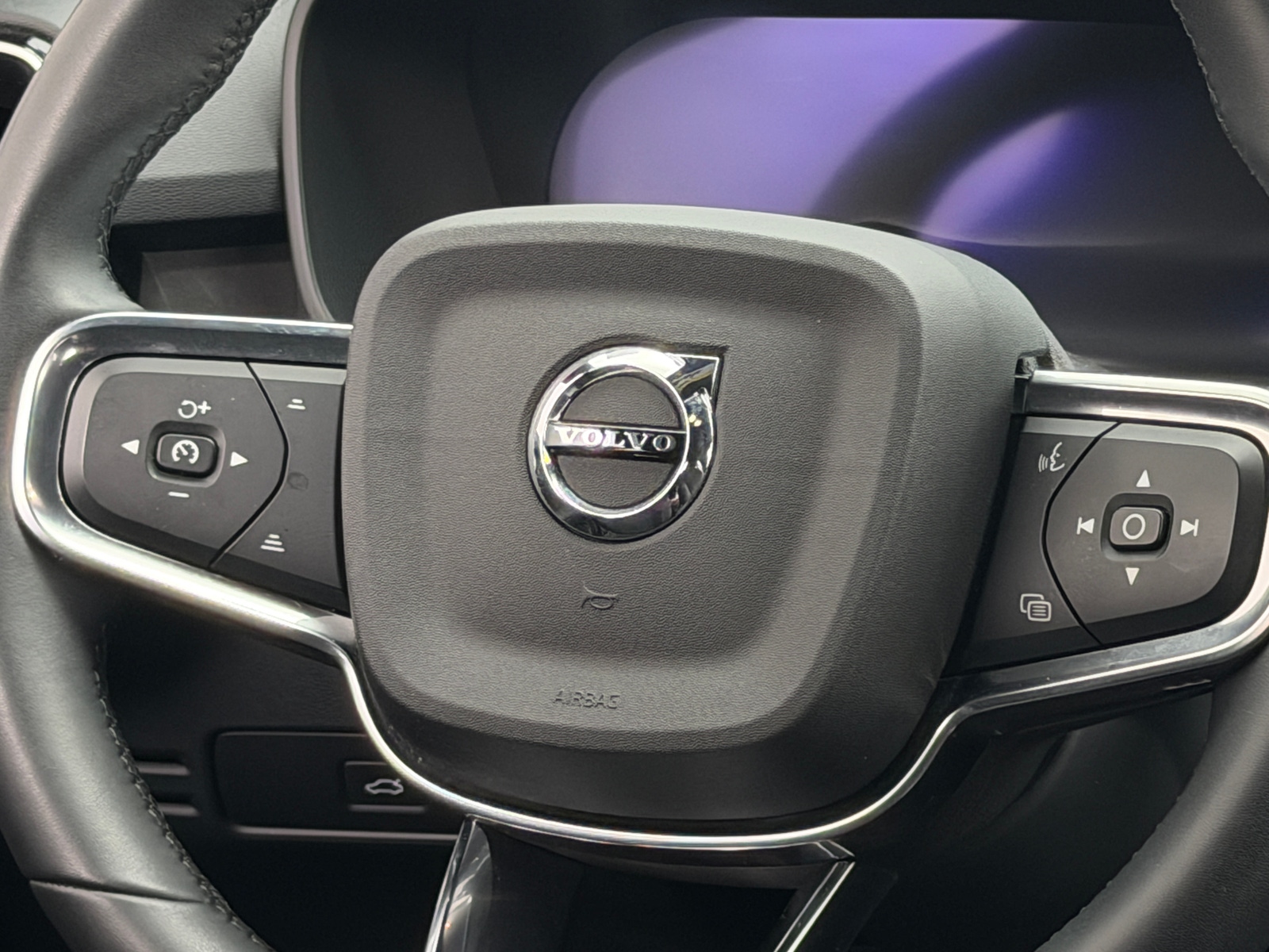 Thumbnail: 2023 Volvo XC40 - 5