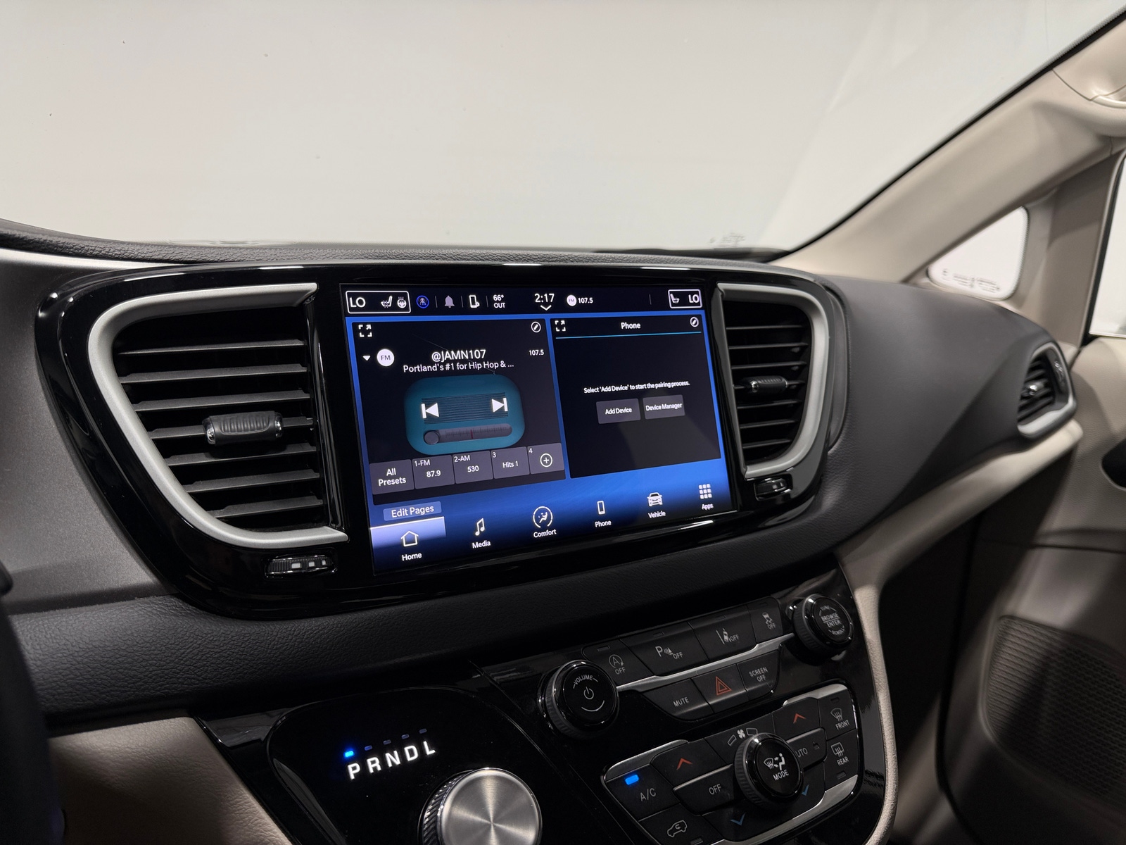 Thumbnail: 2024 Chrysler Pacifica - 3