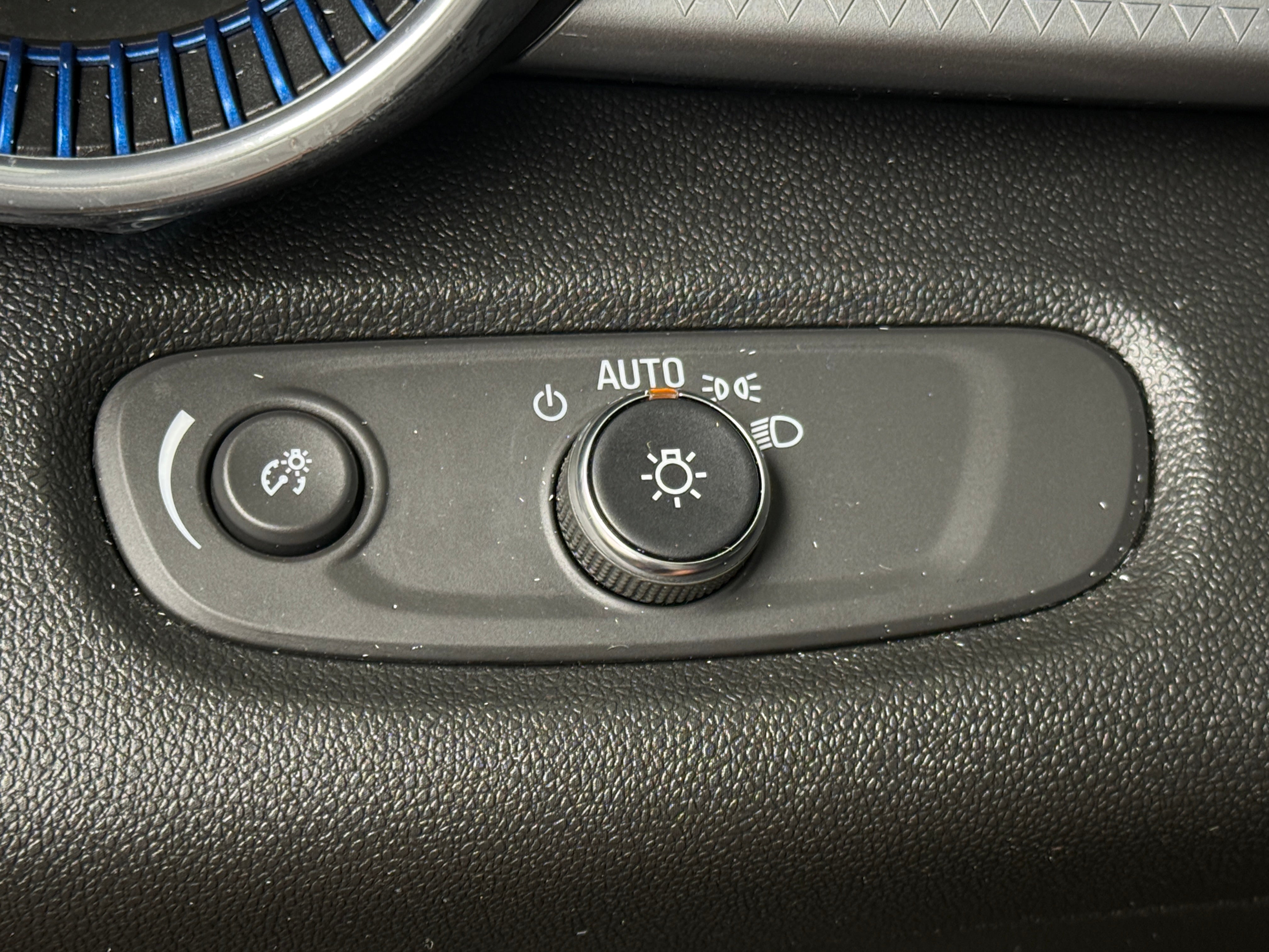 2025 Chevrolet Trax LT - Photo 3