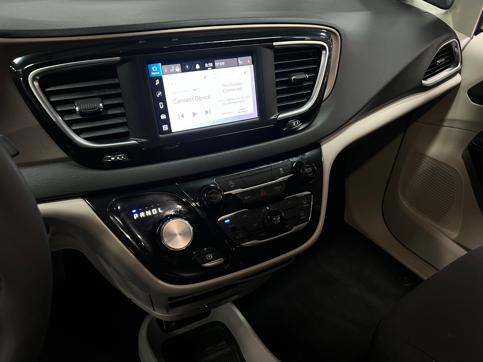 Thumbnail: 2023 Chrysler Voyager - 4