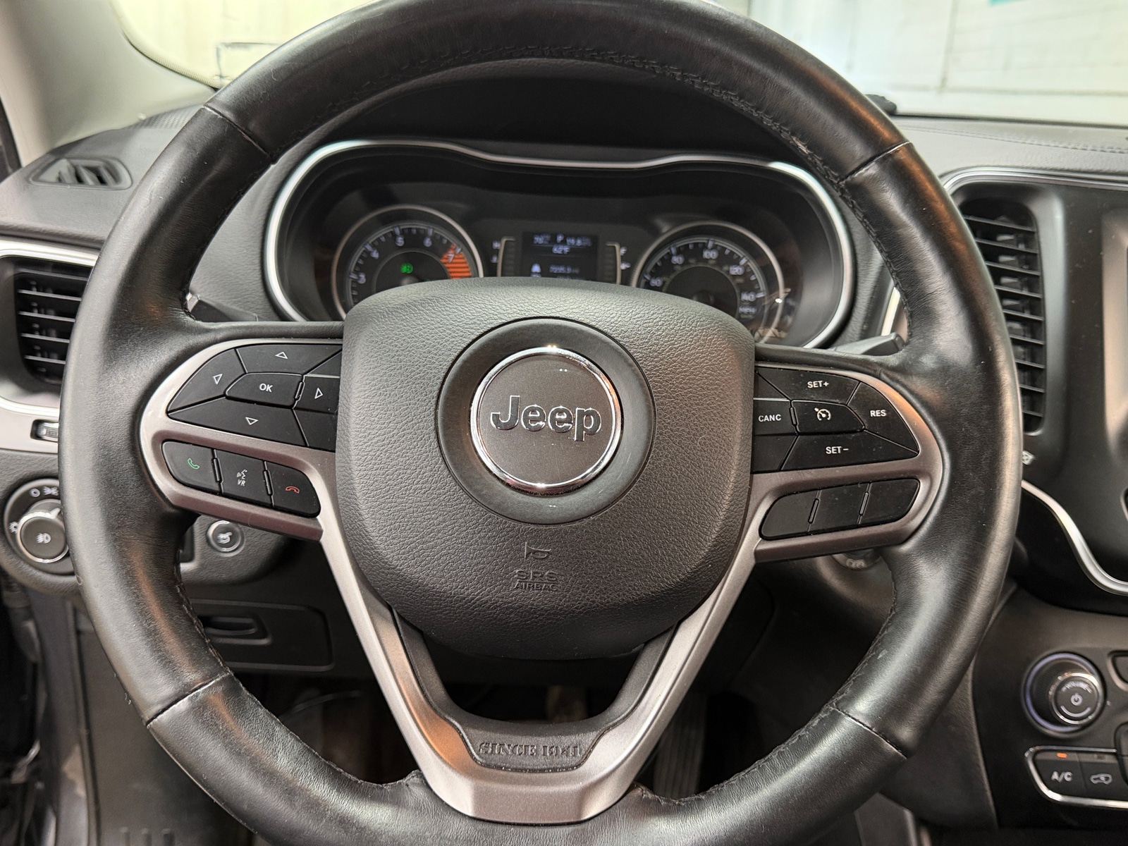Thumbnail: 2019 Jeep Cherokee - 5
