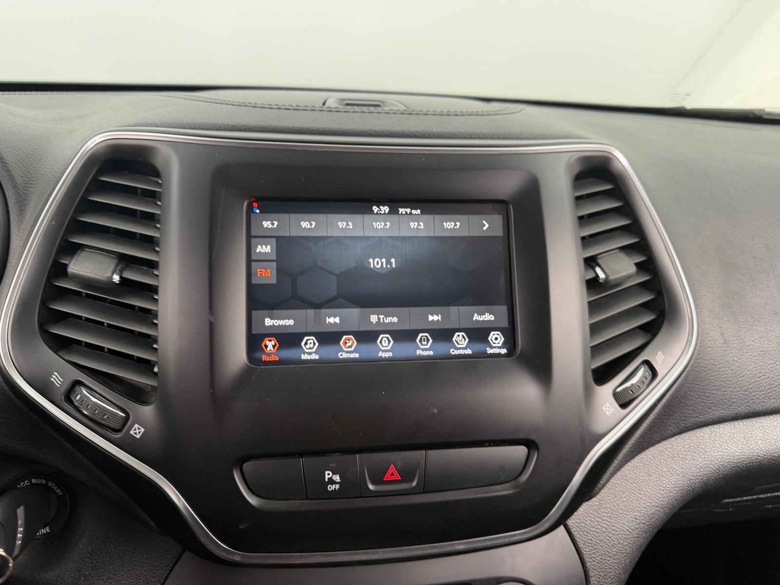Thumbnail: 2019 Jeep Cherokee - 4