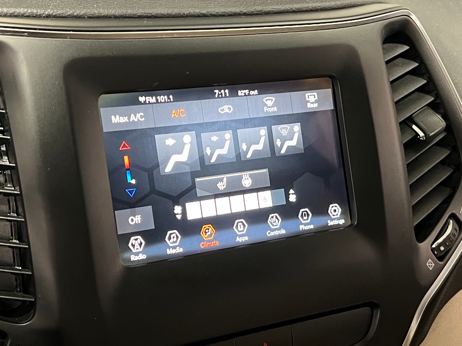 Thumbnail: 2019 Jeep Cherokee - 4