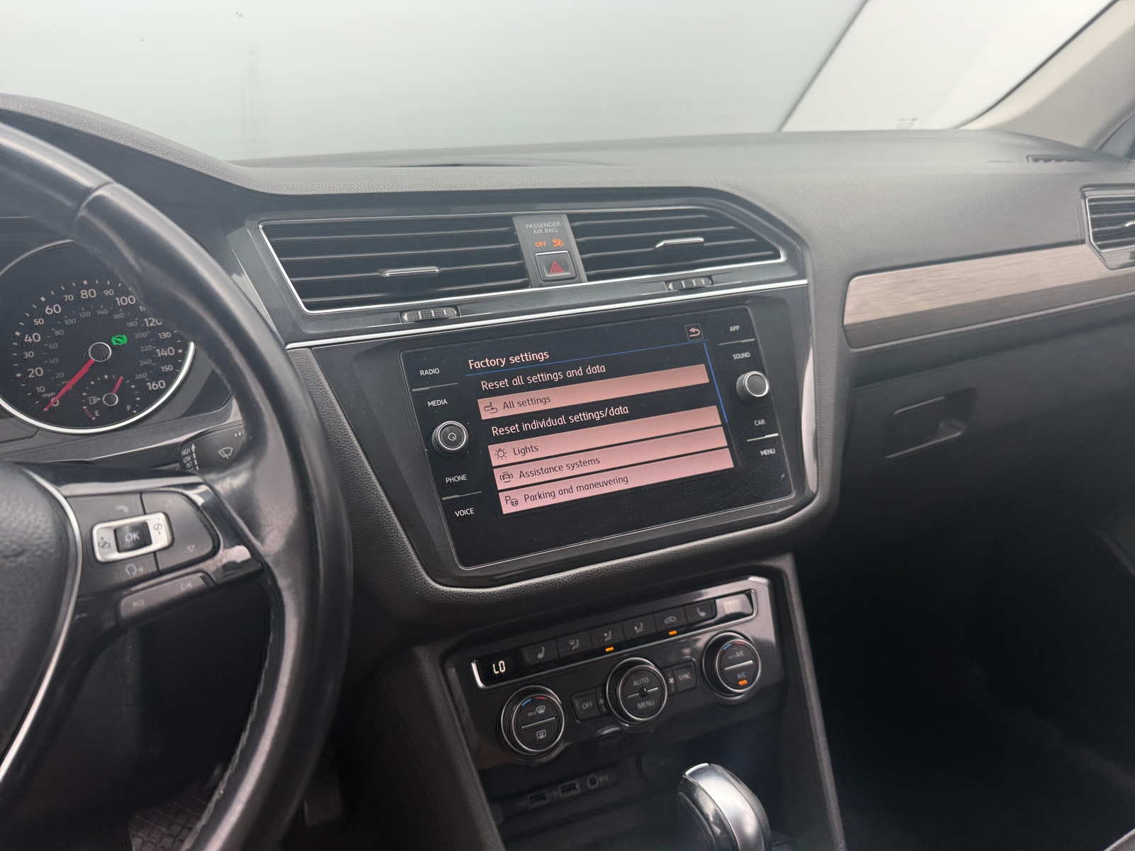 Thumbnail: 2018 Volkswagen Tiguan - 3