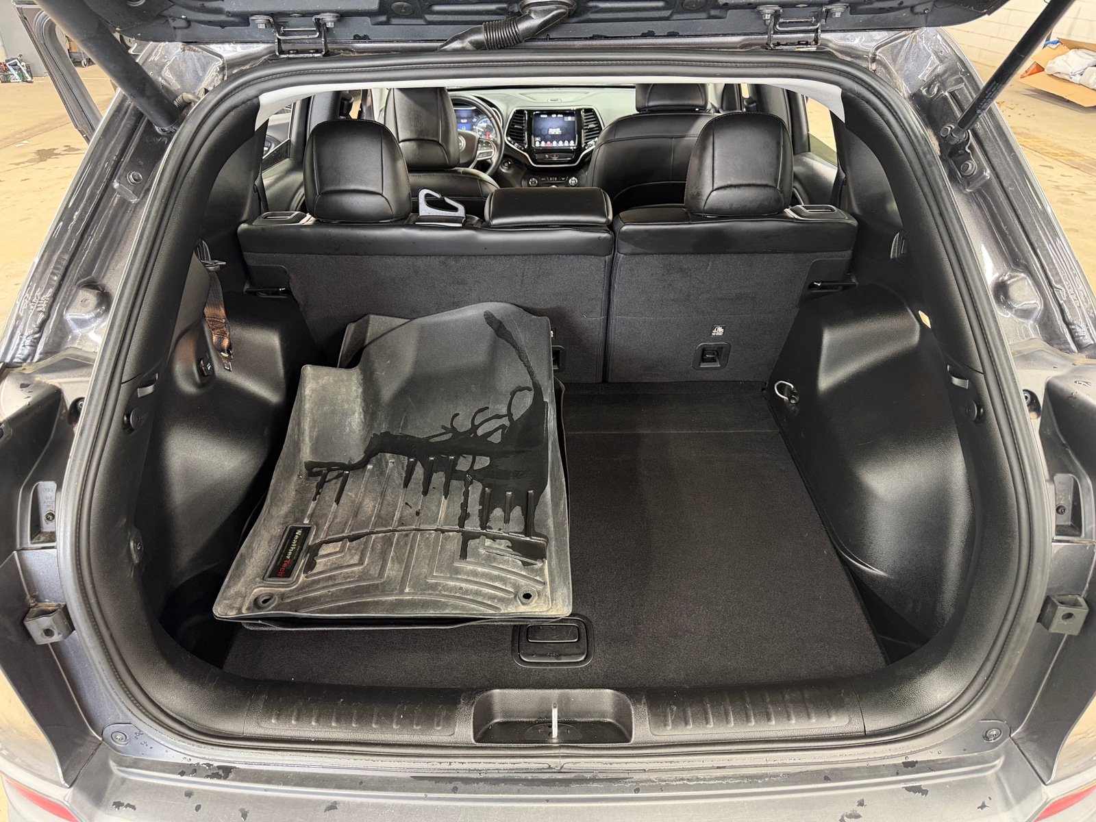 Thumbnail: 2019 Jeep Cherokee - 6