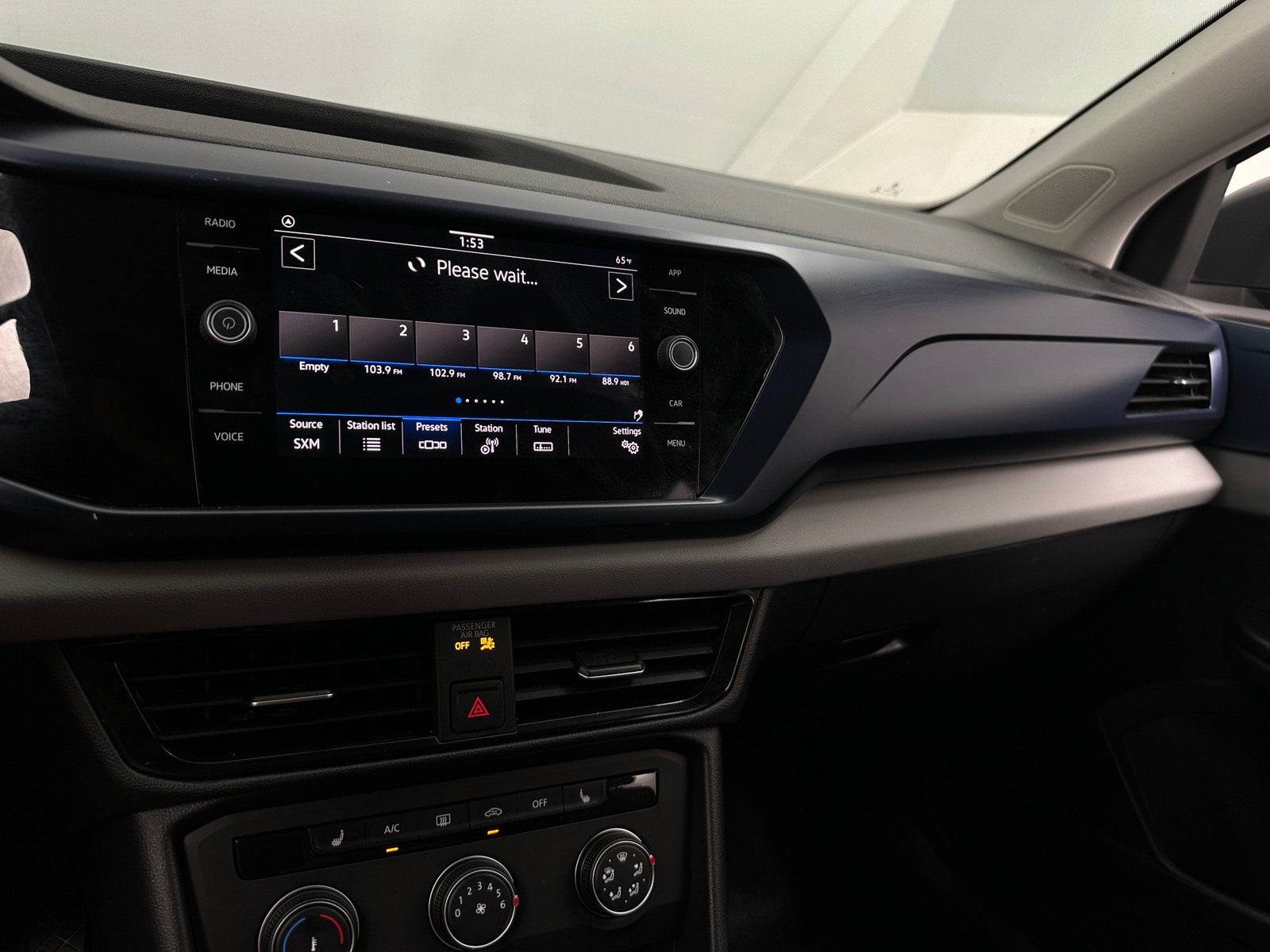 Thumbnail: 2022 Volkswagen Taos - 4