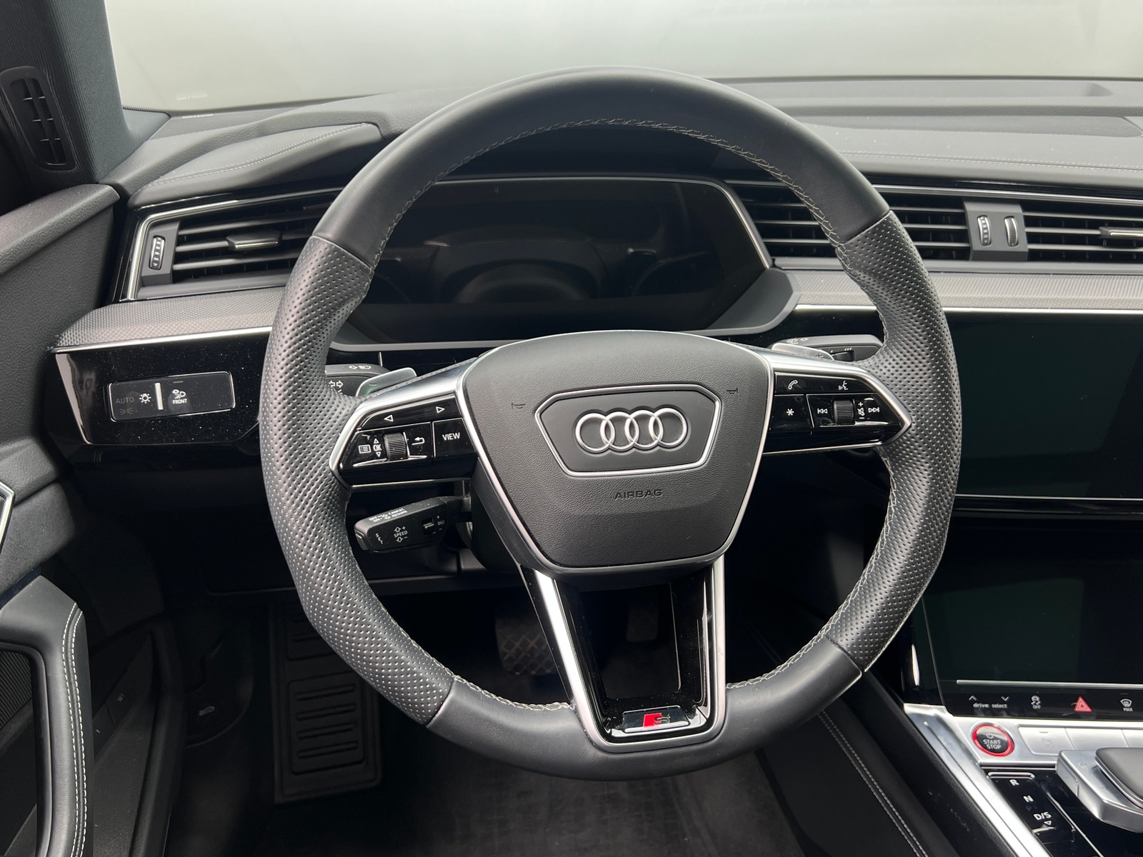 Thumbnail: 2022 Audi e-tron S - 4