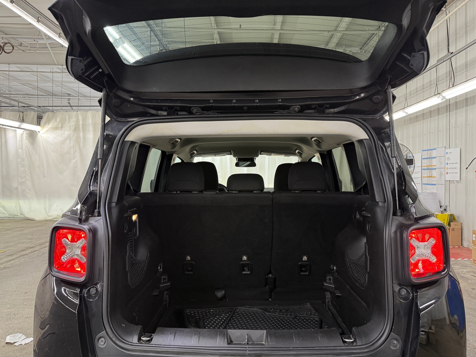Thumbnail: 2018 Jeep Renegade - 7
