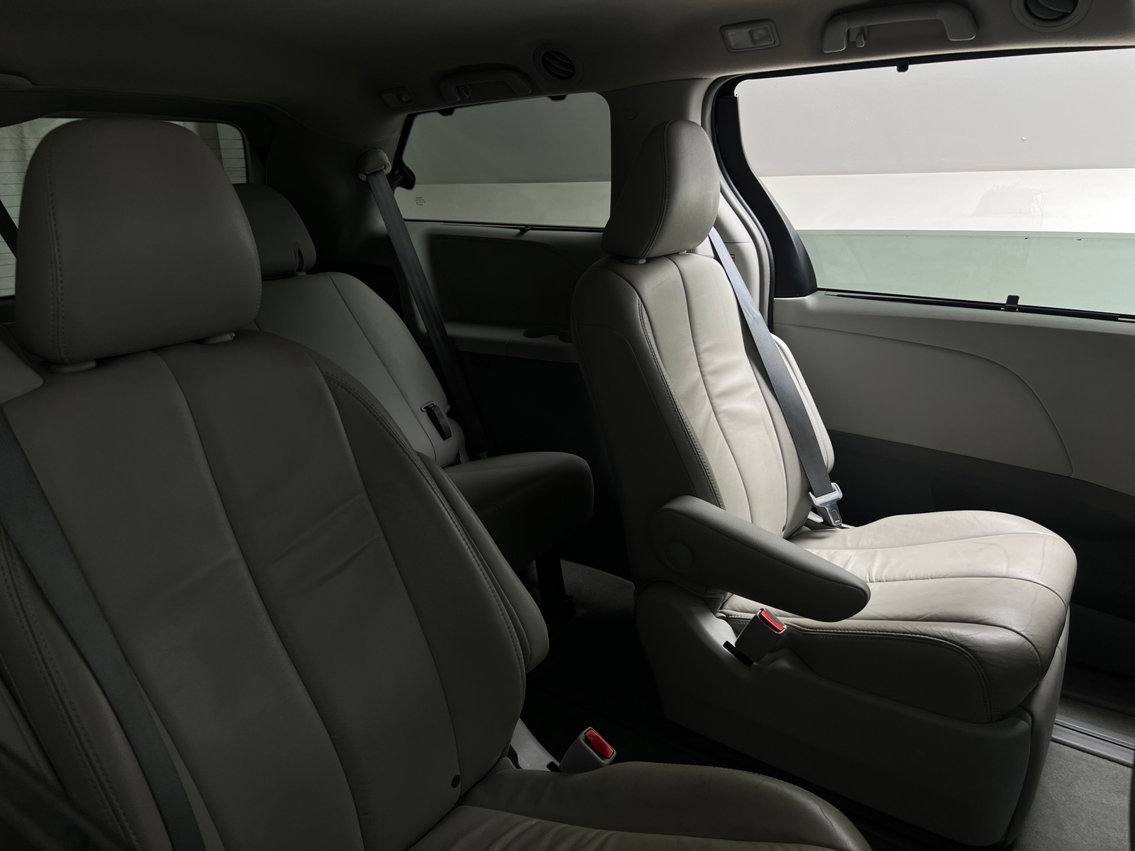 Thumbnail: 2014 Toyota Sienna - 5