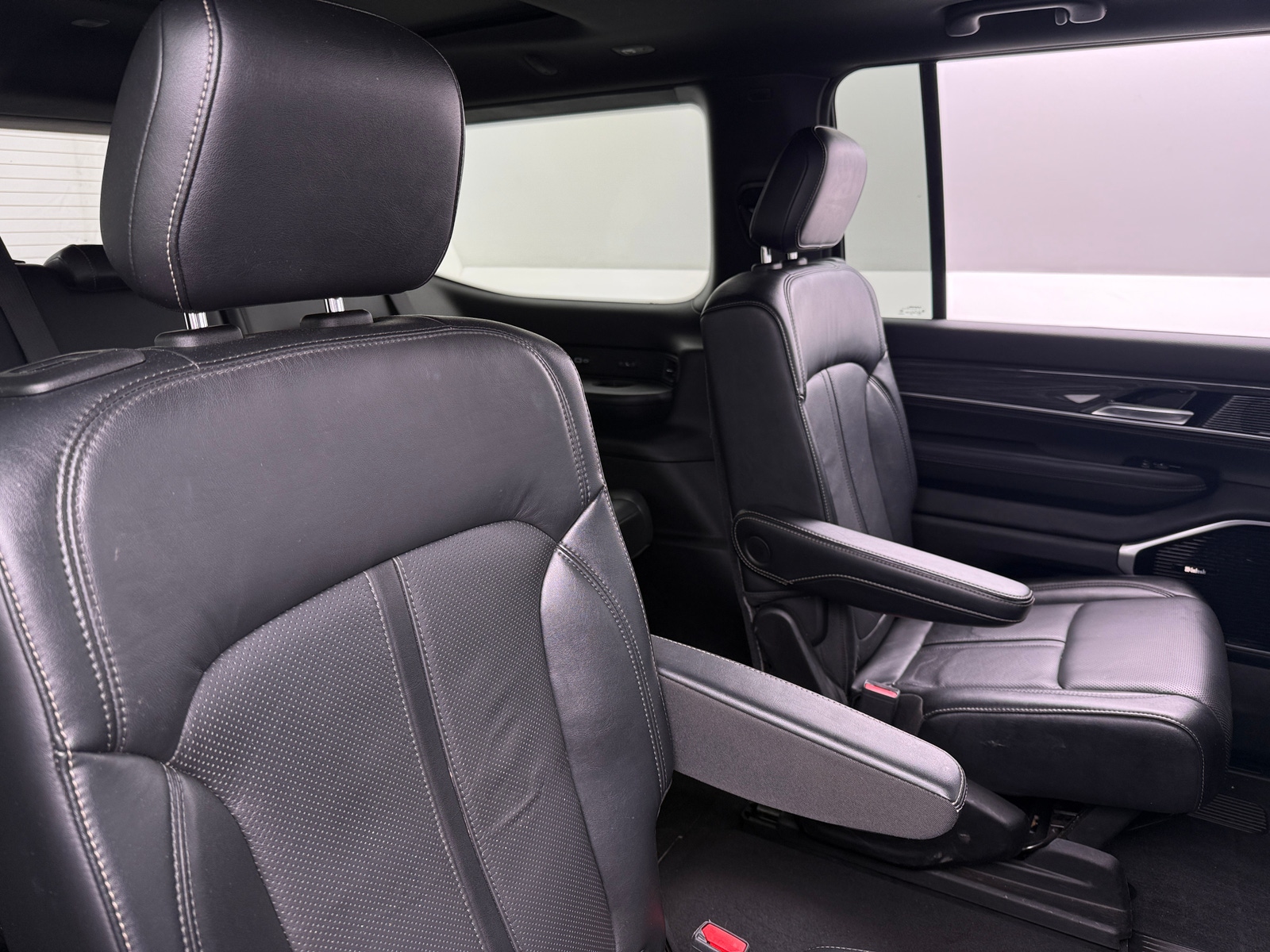 Thumbnail: 2022 Jeep Wagoneer - 5