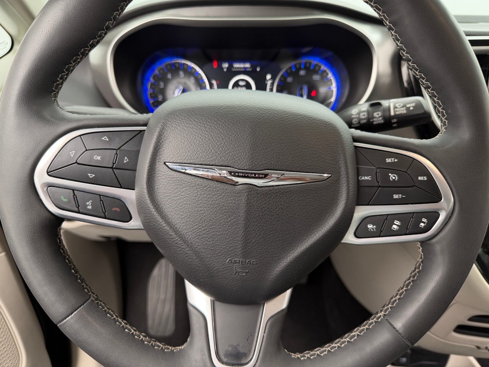 Thumbnail: 2023 Chrysler Pacifica - 4
