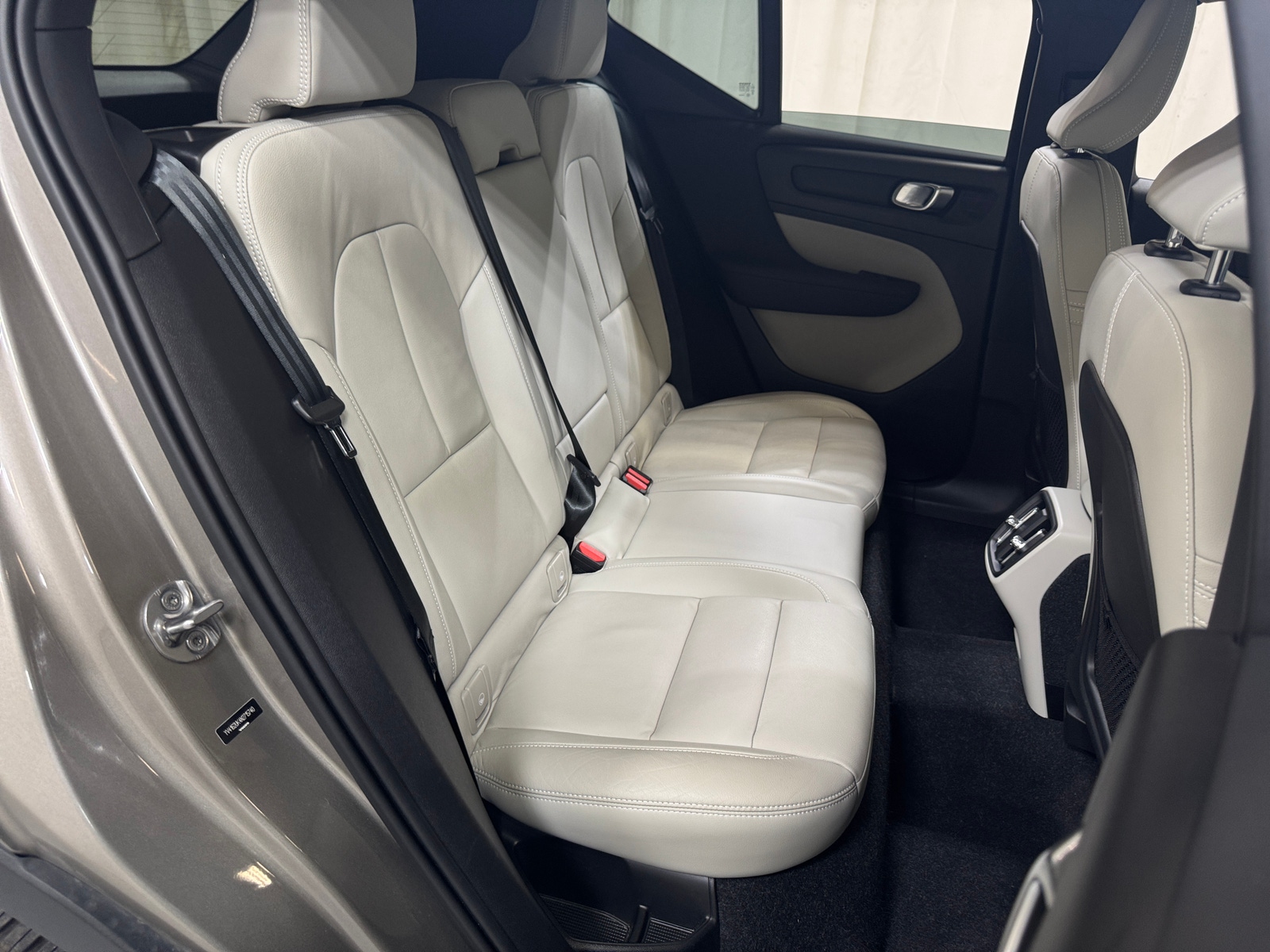 Thumbnail: 2022 Volvo XC40 - 5