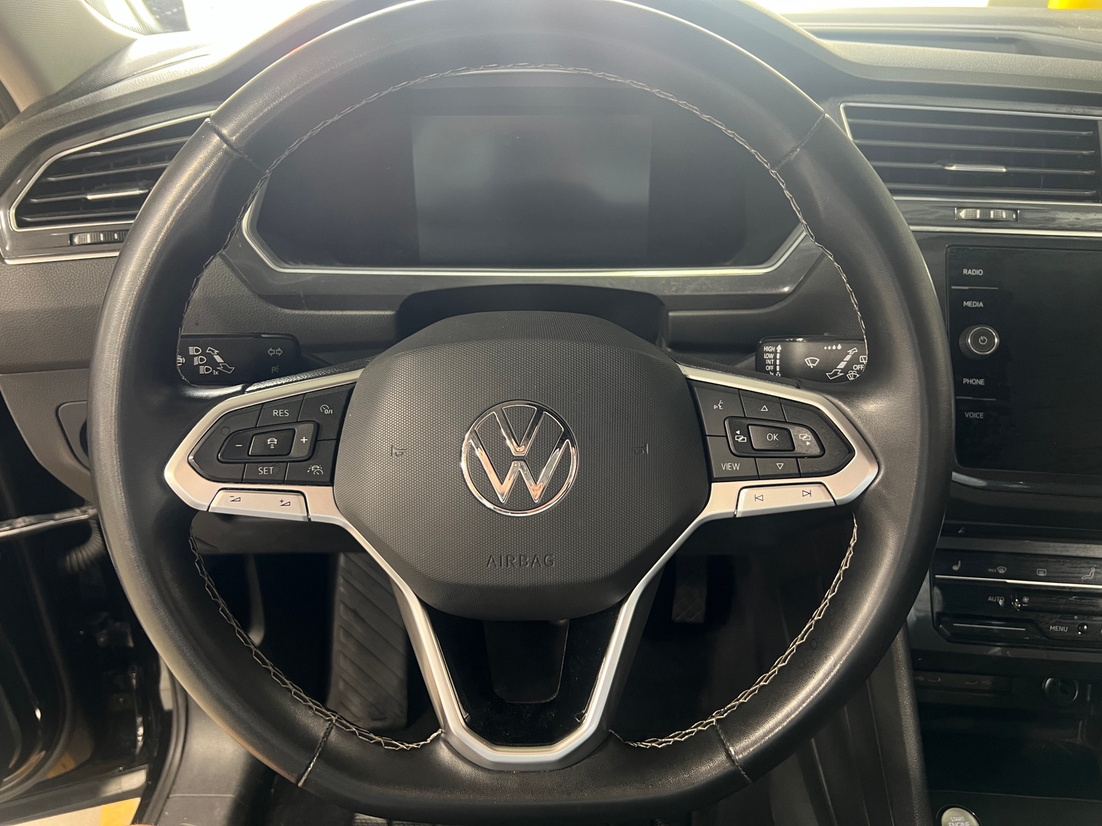 Thumbnail: 2022 Volkswagen Tiguan - 4
