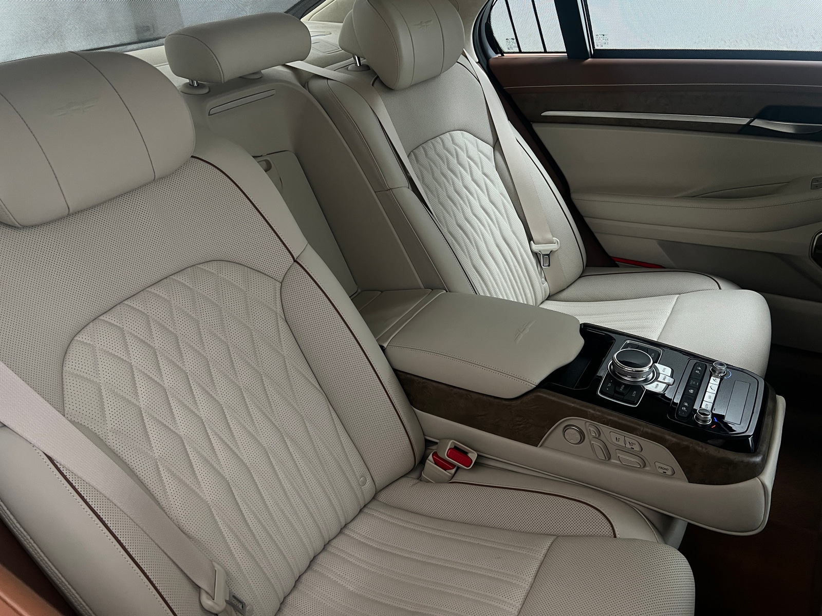 Thumbnail: 2022 Genesis G90 - 5