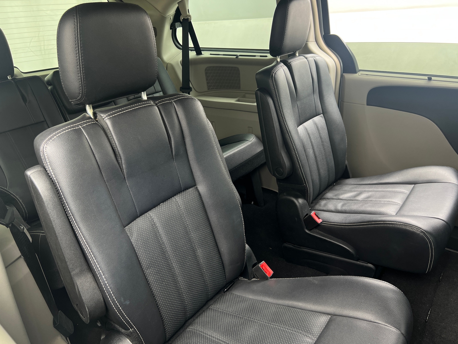 Thumbnail: 2014 Chrysler Town & Country - 5