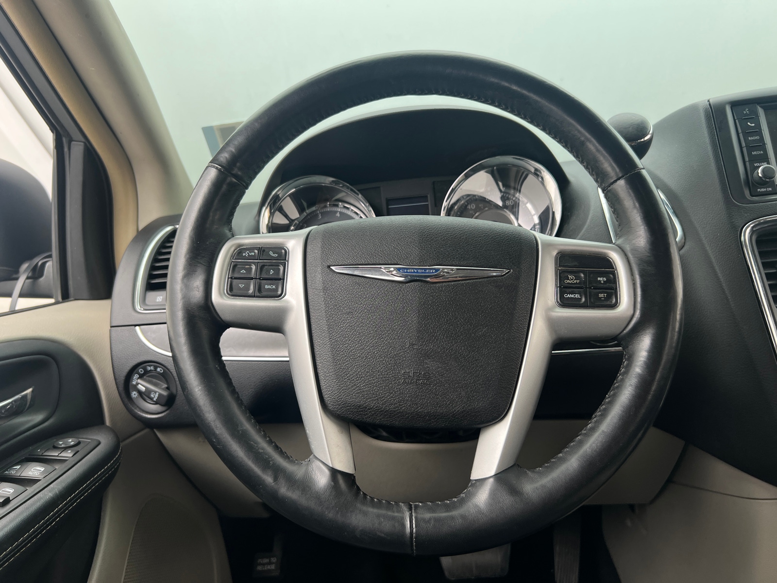 Thumbnail: 2014 Chrysler Town & Country - 4