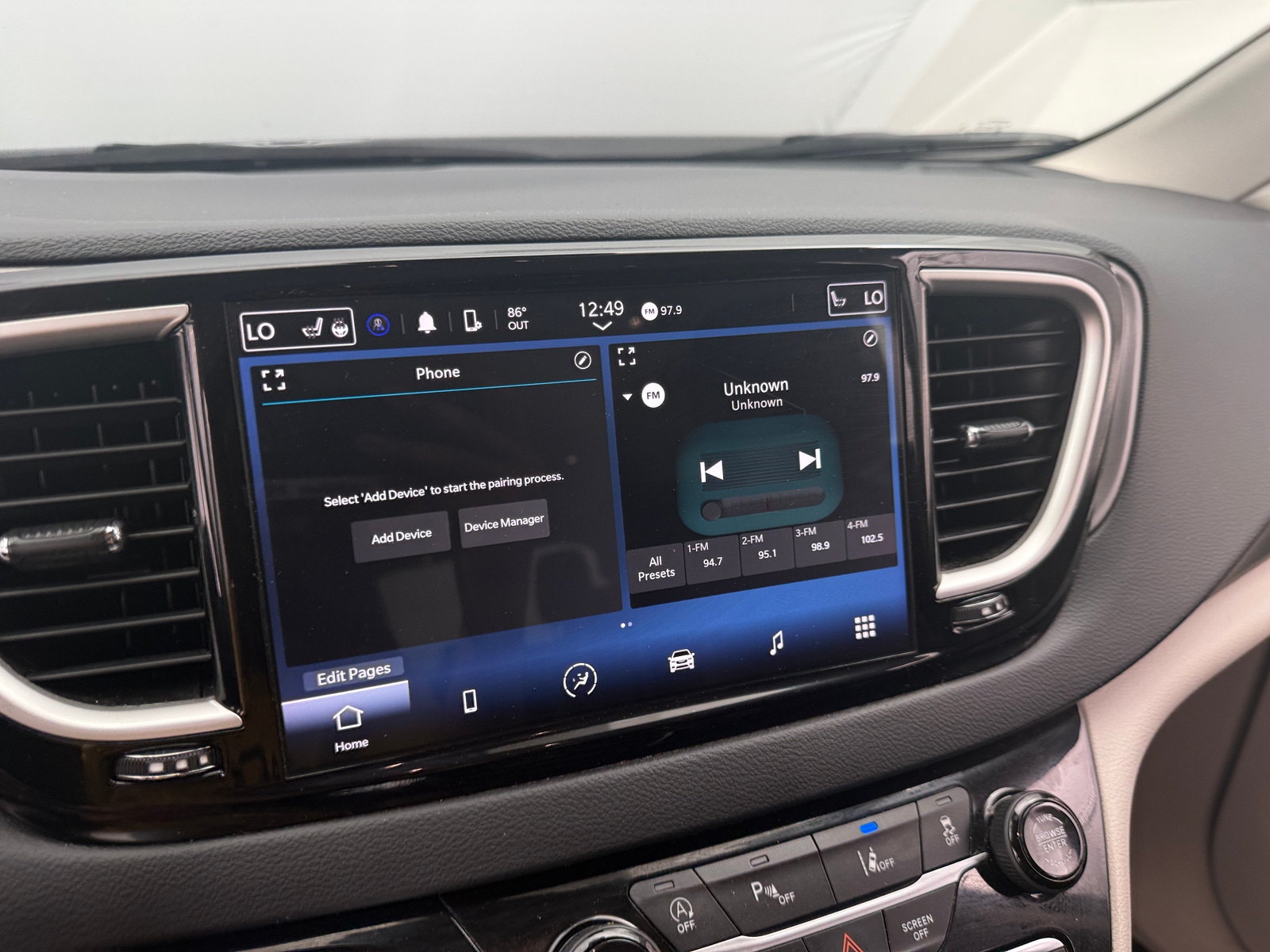 Thumbnail: 2023 Chrysler Pacifica - 3