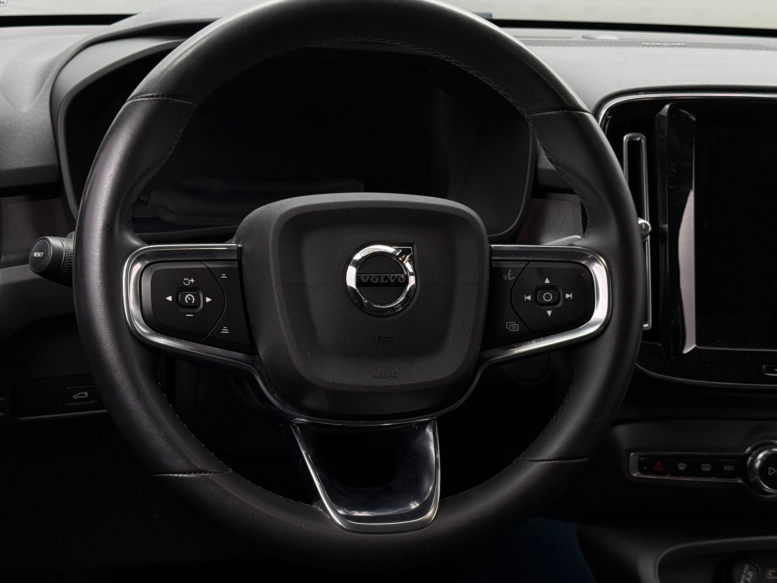 Thumbnail: 2023 Volvo C40 - 4