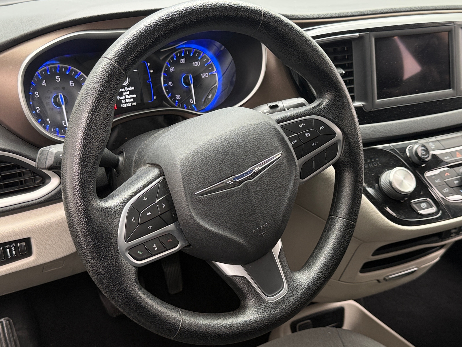 Thumbnail: 2020 Chrysler Voyager - 5