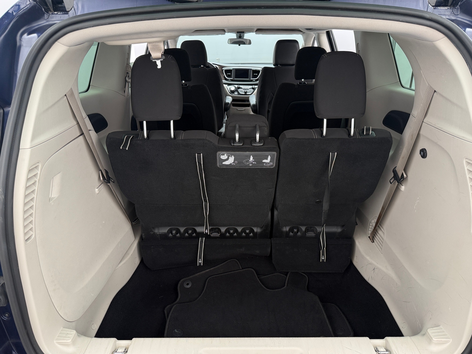 Thumbnail: 2020 Chrysler Voyager - 7